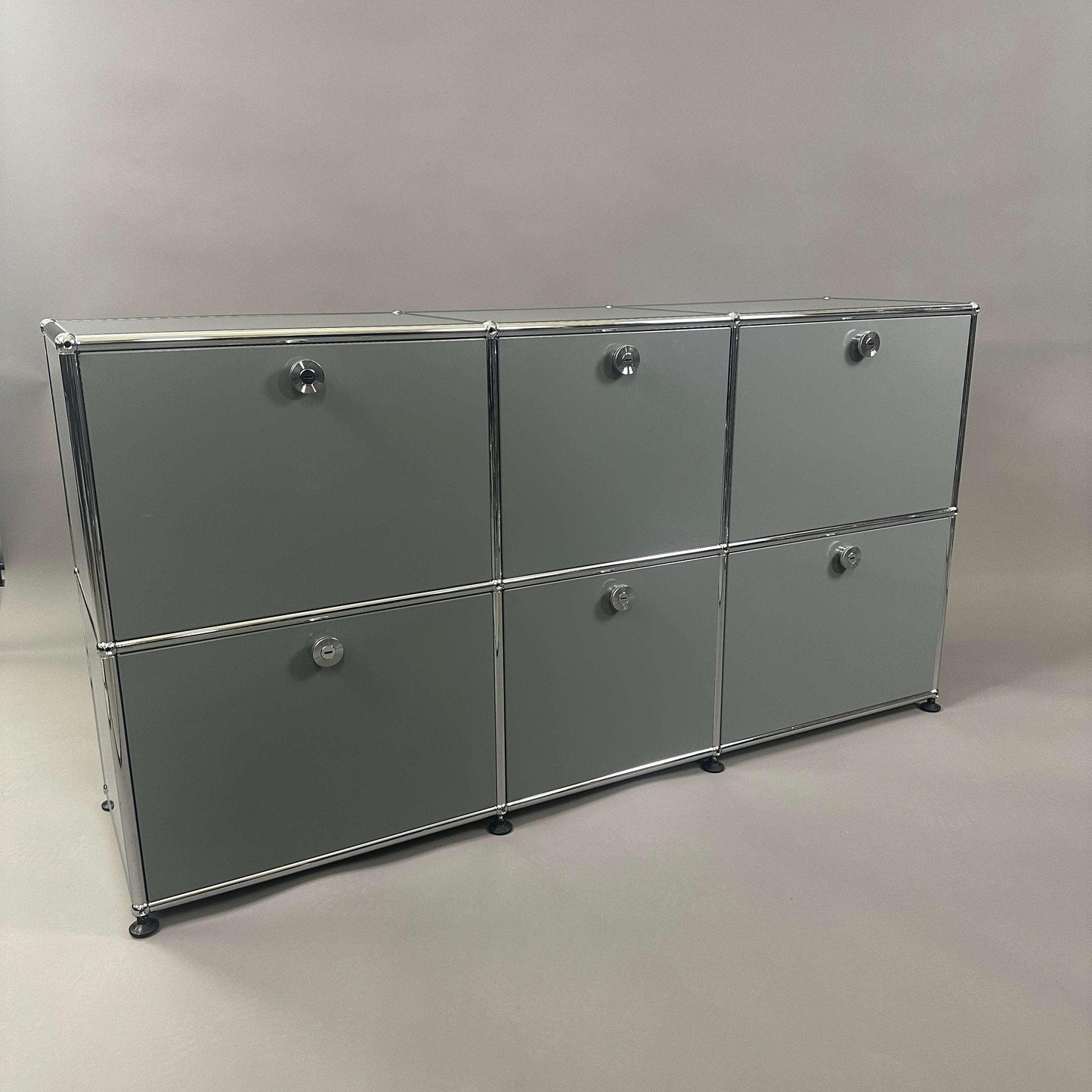 USM Haller Sideboard 3x2 mittelgrau mit 6 Klappen und gelochter Rückwand, 142x74x78 cm