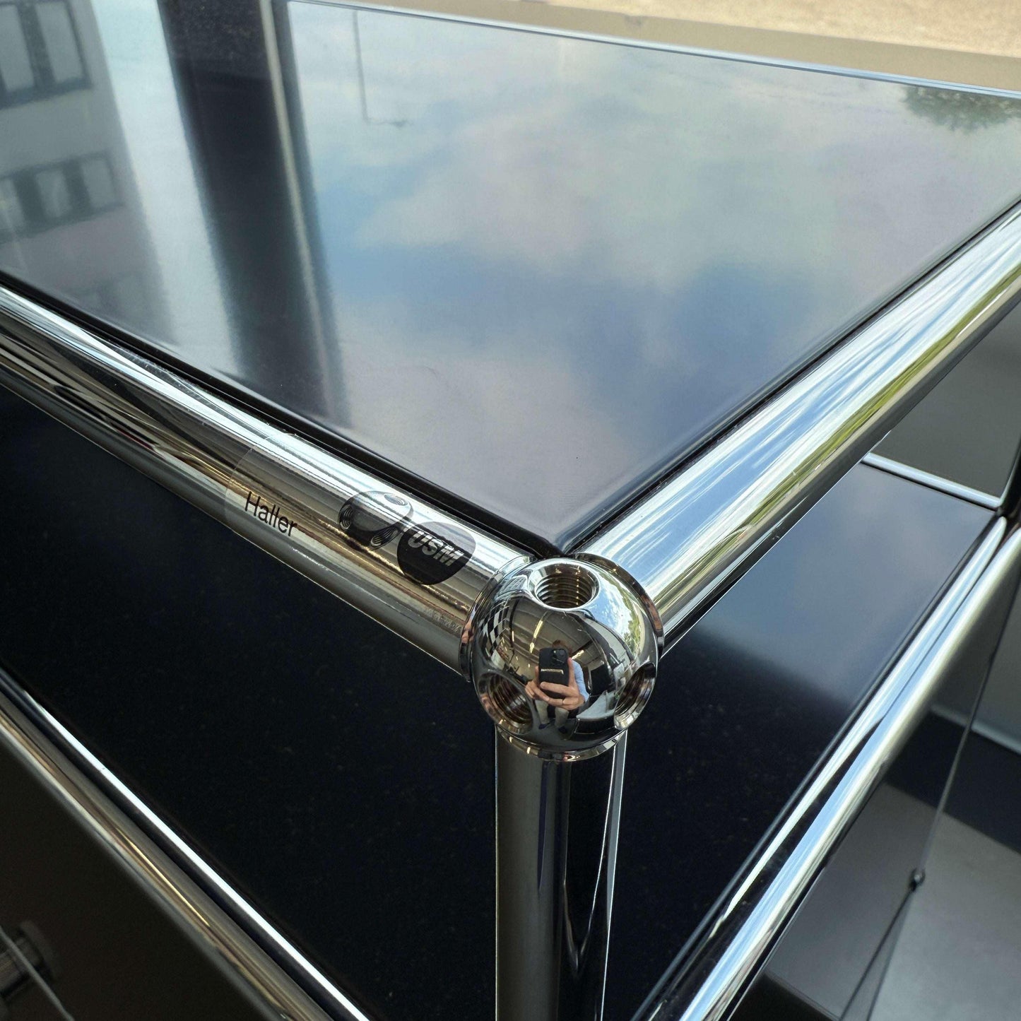 USM Haller Sideboard schwarz 3x3 mit verchromtem Gestell und glatten Oberflächen