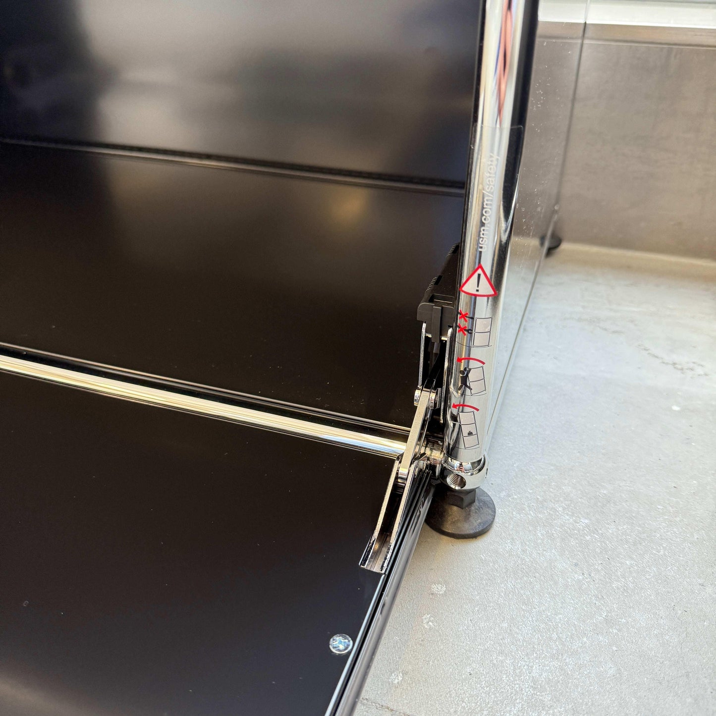 USM Haller Sideboard 3x3 in Graphitschwarz mit Softclose und fünf Klappen plus Einschubtür in hervorragendem Zustand