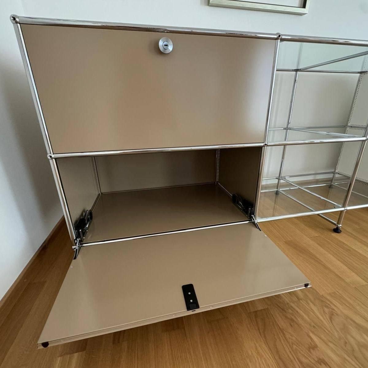 USM Haller Sideboard 5x2 beige weiß mit Glaselementen offene Klappe modernes Design