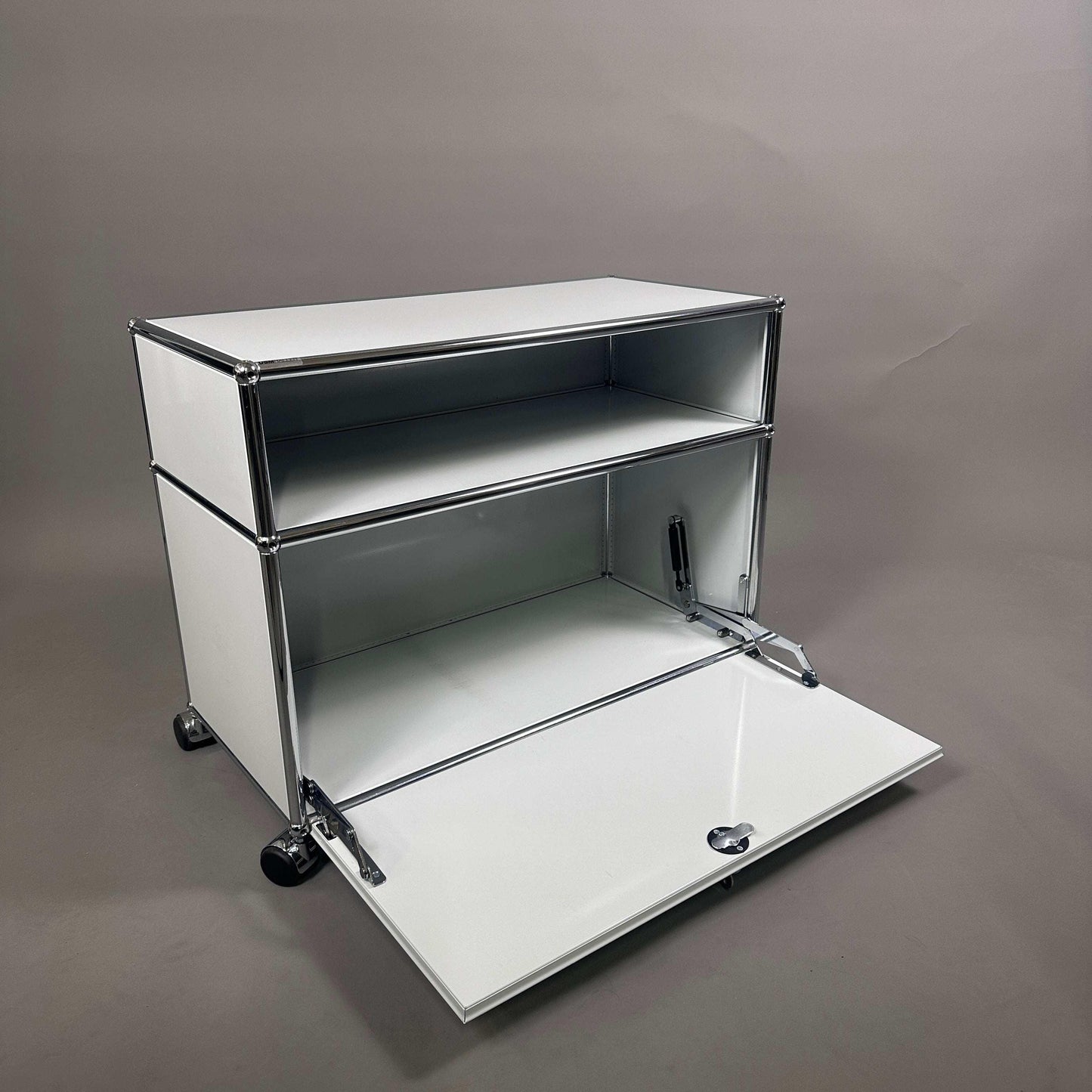 USM Haller Sideboard lichtgrauer Beistellschrank mit Klappe abschließbar und Rollen, 78x61x38 cm