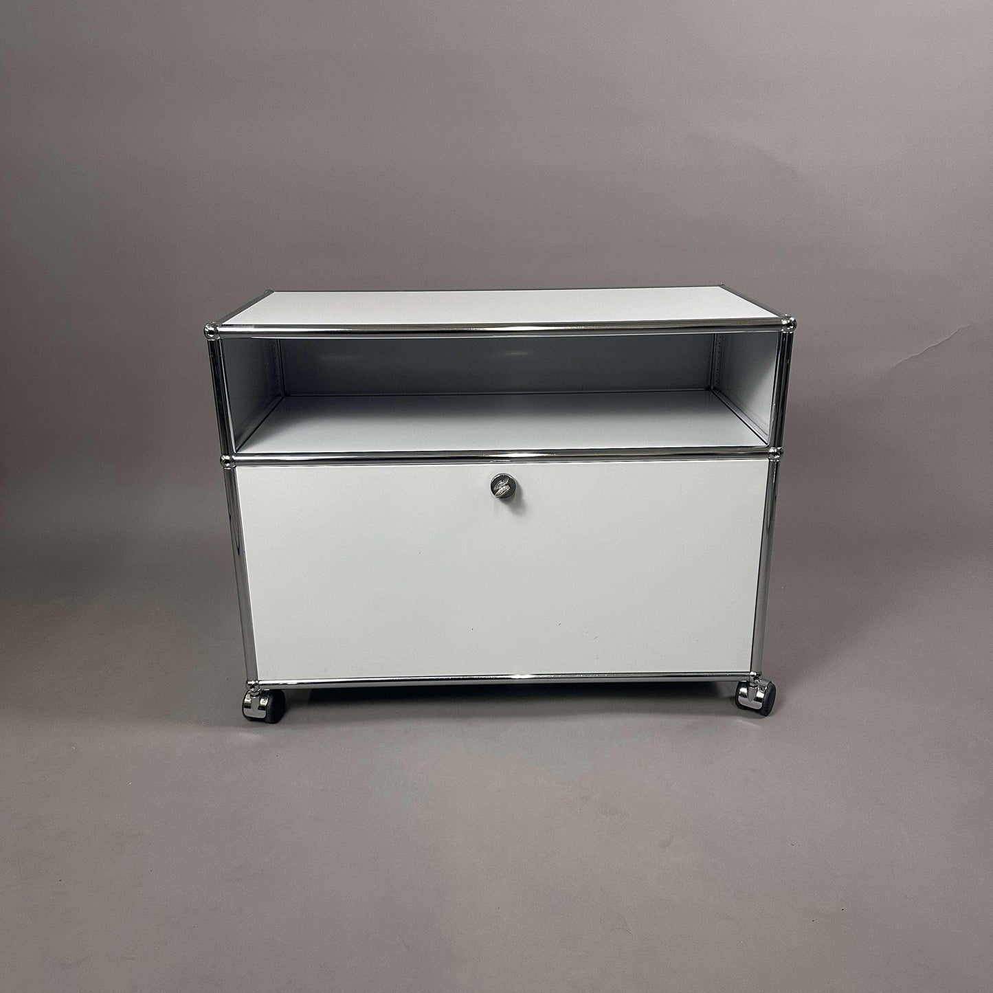 USM Haller Sideboard lichtgrau mit abschließbarem Fach und Rollen, 78x61x38 cm