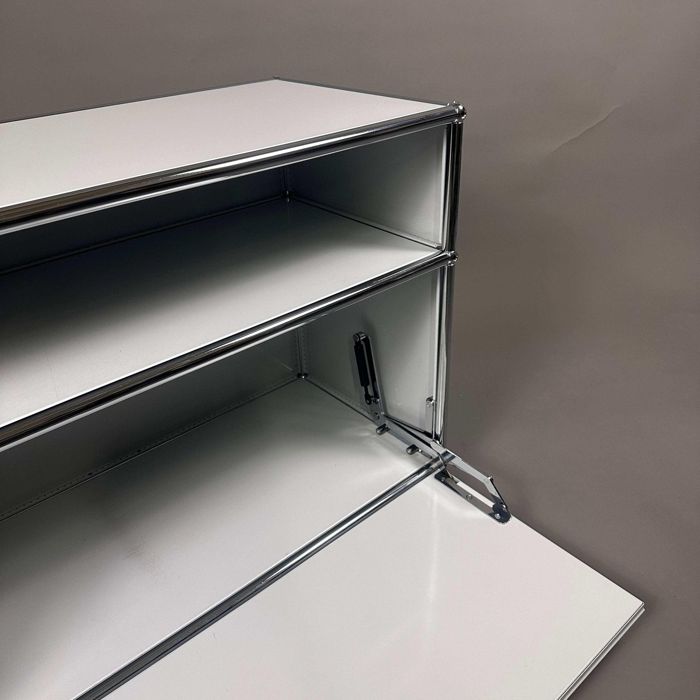 USM Haller Sideboard lichtgrau mit abschließbarer Klappe und Rollen, 78x61x38 cm