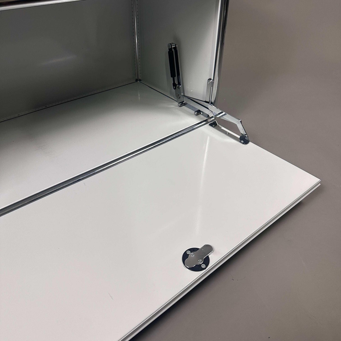 USM Haller Sideboard Beistellschrank lichtgrau mit klappbarer Tür und Rollen, 78x61x38 cm