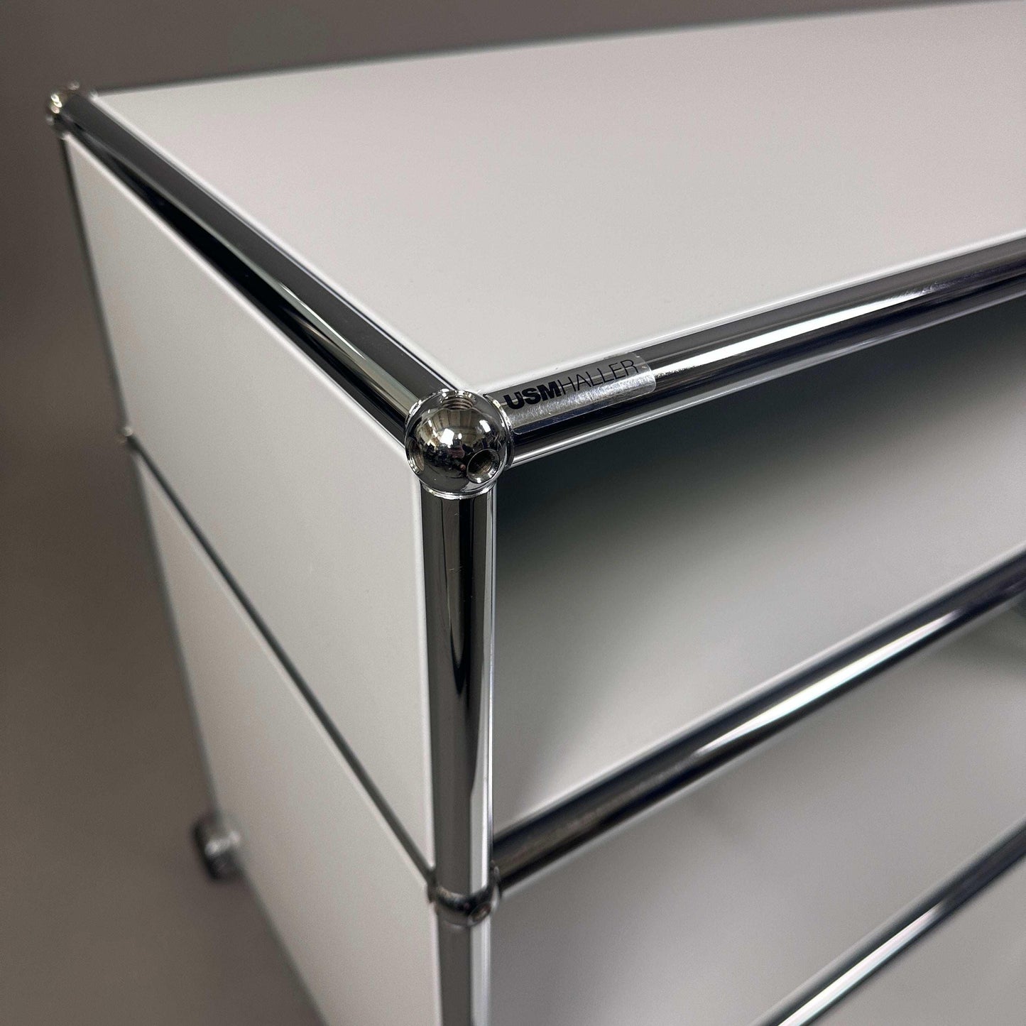 USM Haller Sideboard lichtgrau mit Chromrahmen und Rollen, kompakter Beistellschrank mit abschließbarer Klappe