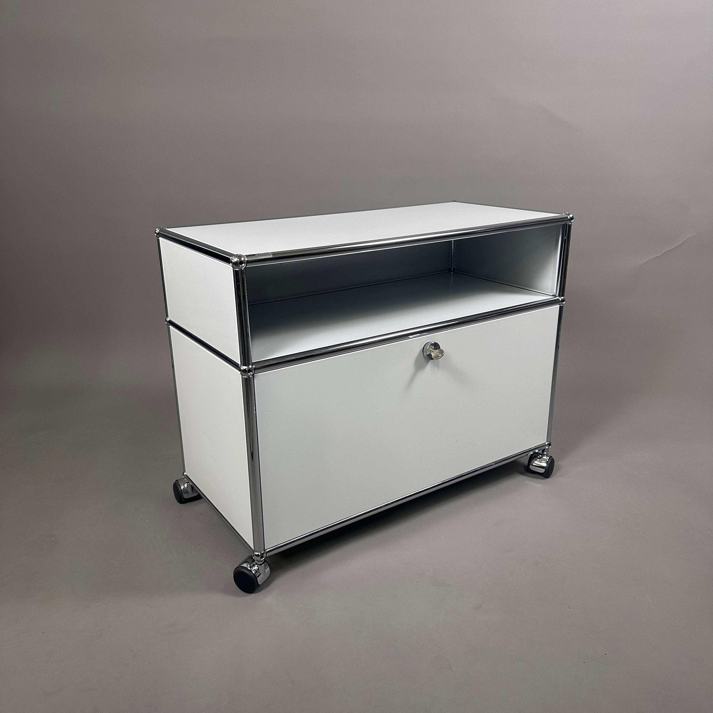USM Haller Sideboard lichtgrau mit abschließbarer Klappe und Rollen, 78x61x38 cm