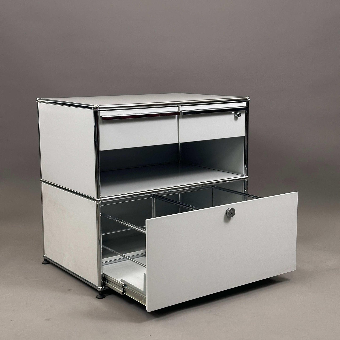 USM Haller Sideboard lichtgrau mit Schubladen und abschließbarem Auszug, 74x78x53 cm