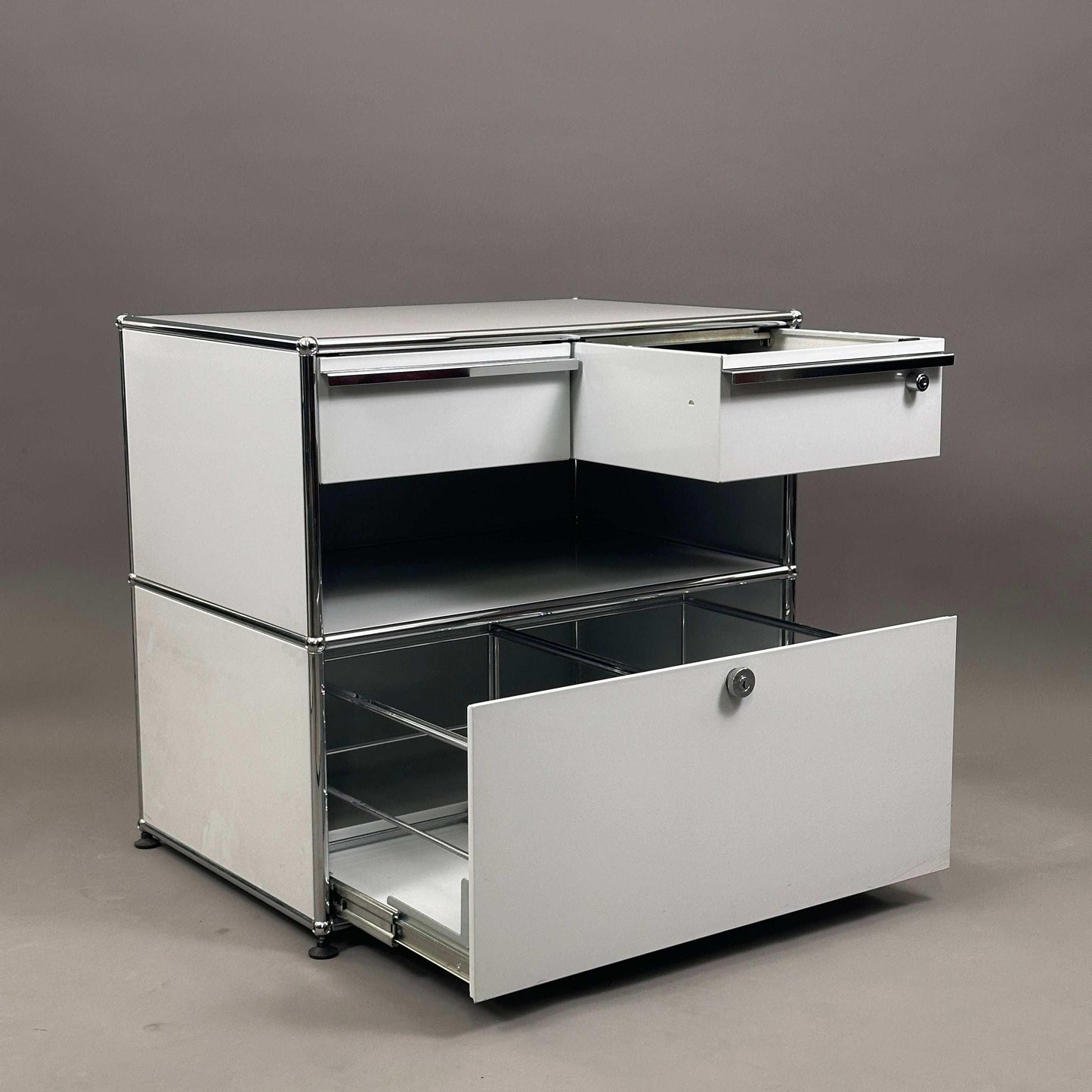 USM Haller Sideboard lichtgrau mit zwei Schubladen und abschließendem Auszug, 74x78x53 cm