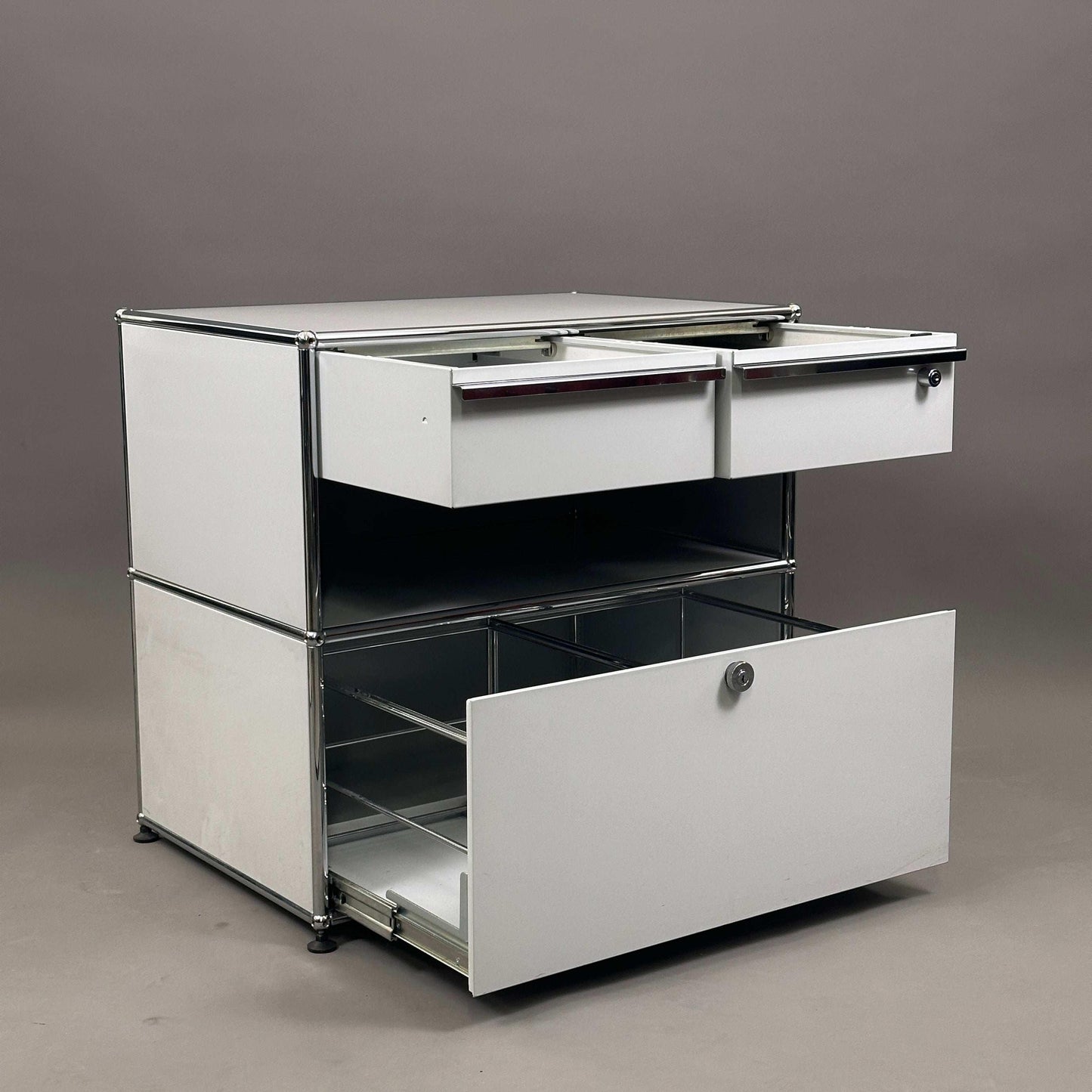 USM Haller Sideboard lichtgrau mit zwei kleinen Schubladen und abschließbarem Auszug mit Hängeregistereinsätzen