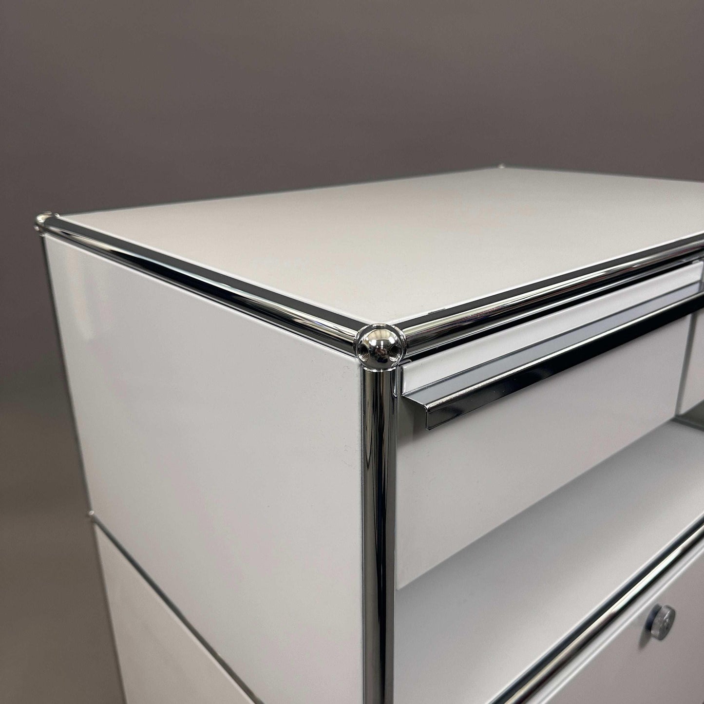 USM Haller Sideboard lichtgrau mit zwei Schubladen und abschließbarem Auszug, moderne Kaffeebar und Druckerschrank in Kompaktmaß