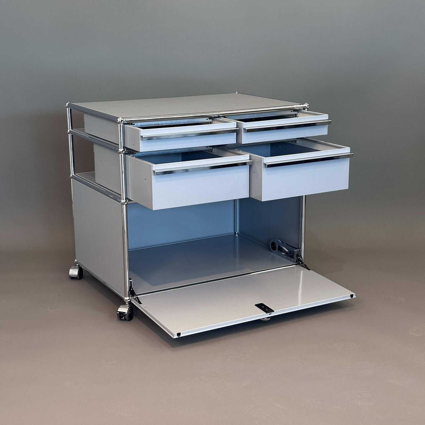 USM Haller Sideboard hellgrau mit Klappe und vier Schubladen auf Rollen