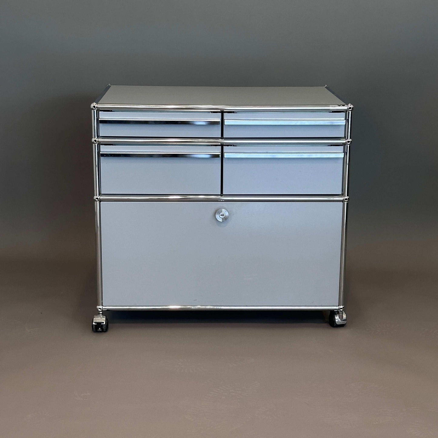 USM Haller Sideboard Kaffeebar hellgrau mit vier kleinen Schubladen und Klappe auf Rollen, Maße 74x78x53 cm