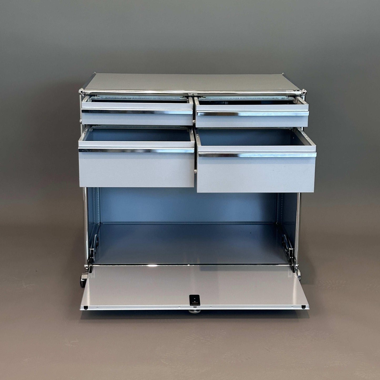 USM Haller Sideboard Kaffeebar hellgrau mit vier Schubladen und Klappe offen