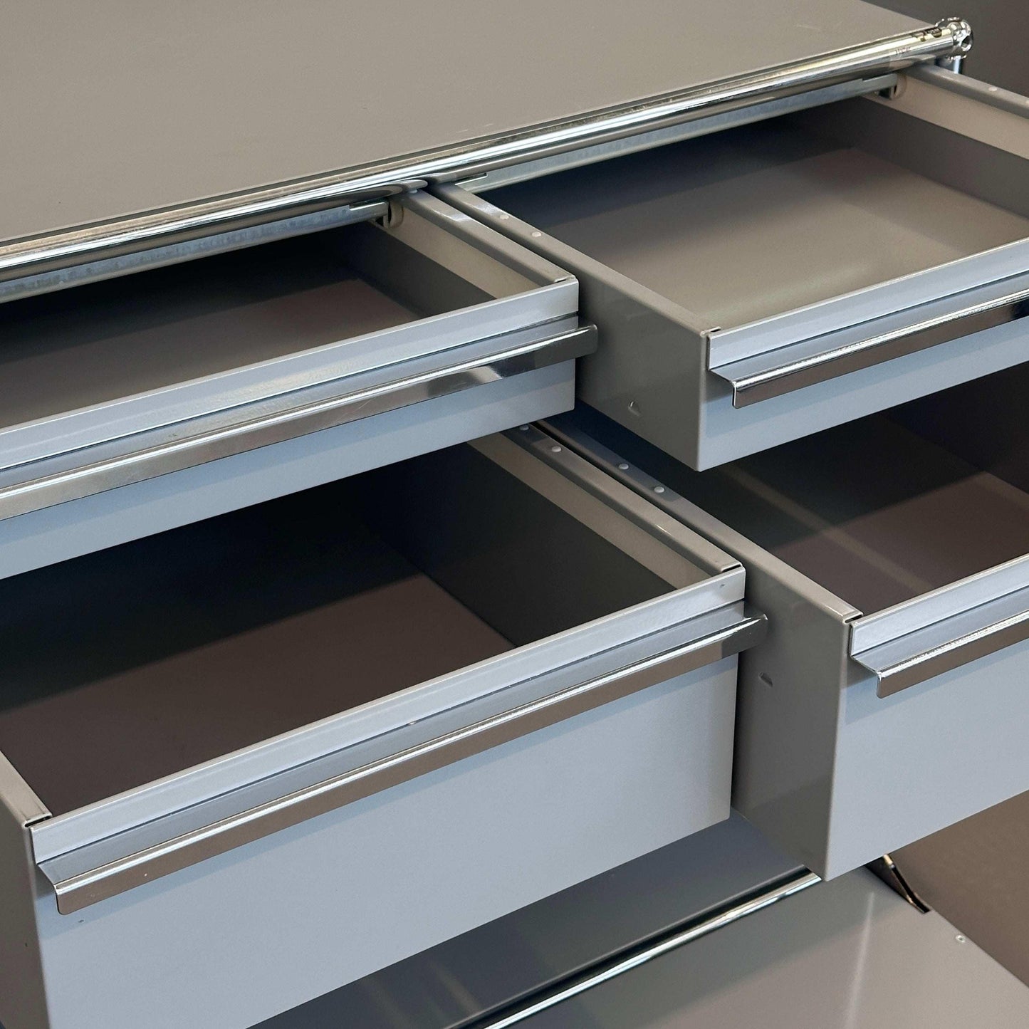 USM Haller Sideboard hellgrau mit geöffneten Schubladen und Klappe für Kaffeebar