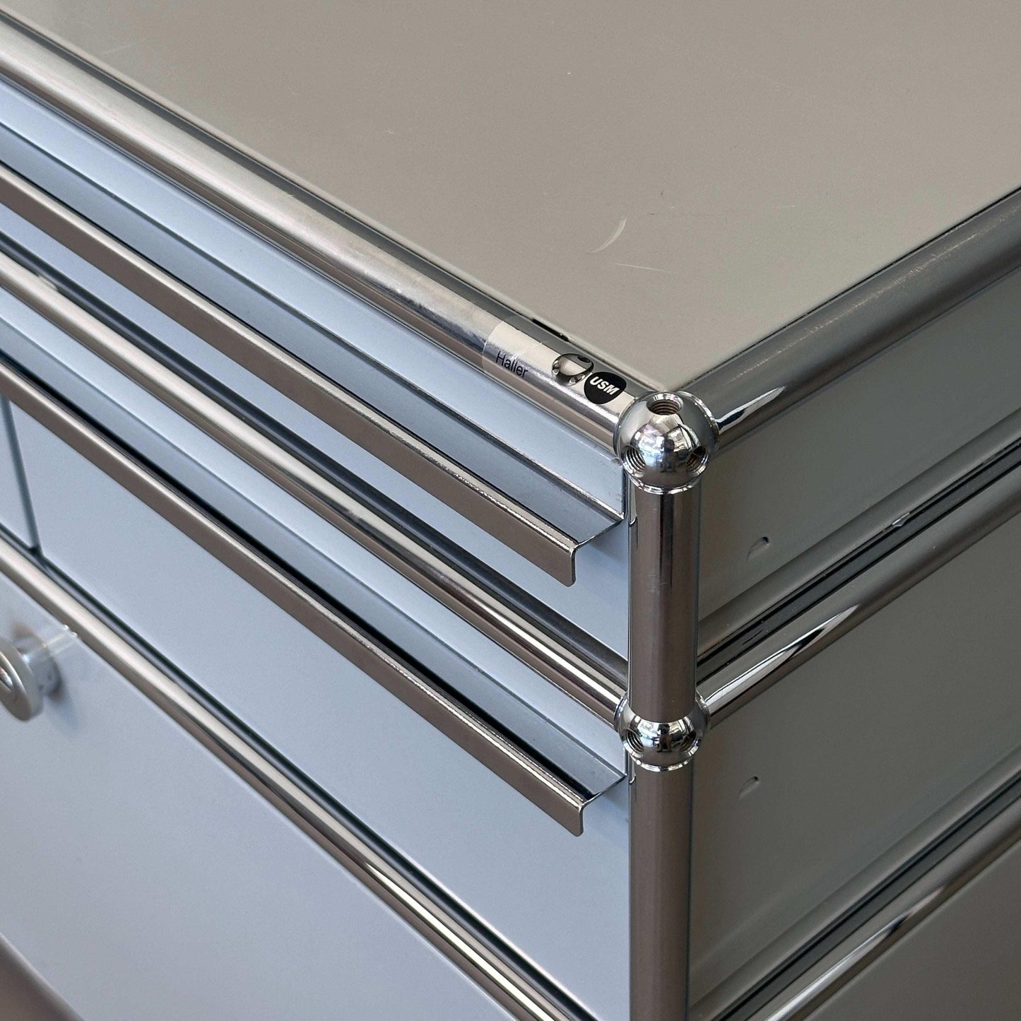 USM Haller Sideboard Kaffeebar hellgrau mit Klappe und Schubladen, modernes Design, Metallrahmen und kompakte Maße