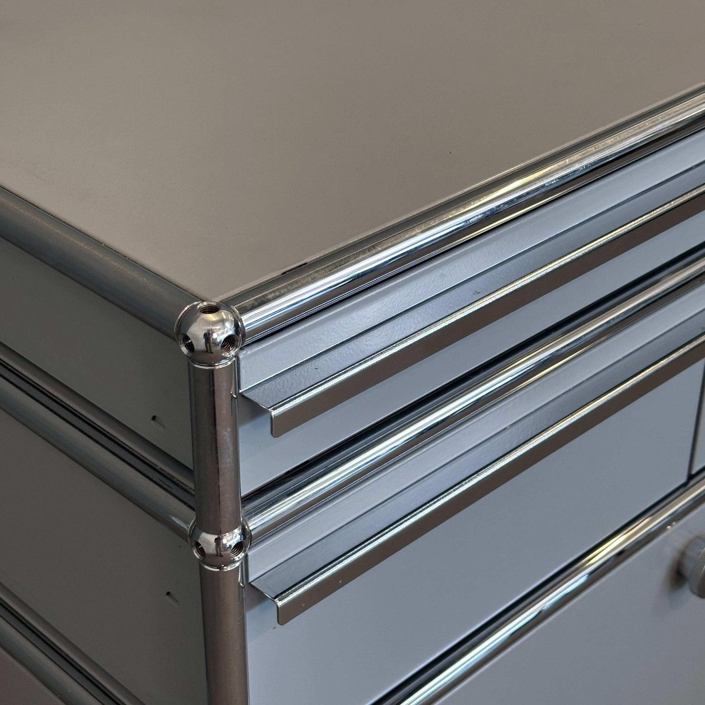 USM Haller Sideboard Kaffeebar hellgrau mit Metallrahmen und vier Schubladen oben plus Klappe unten