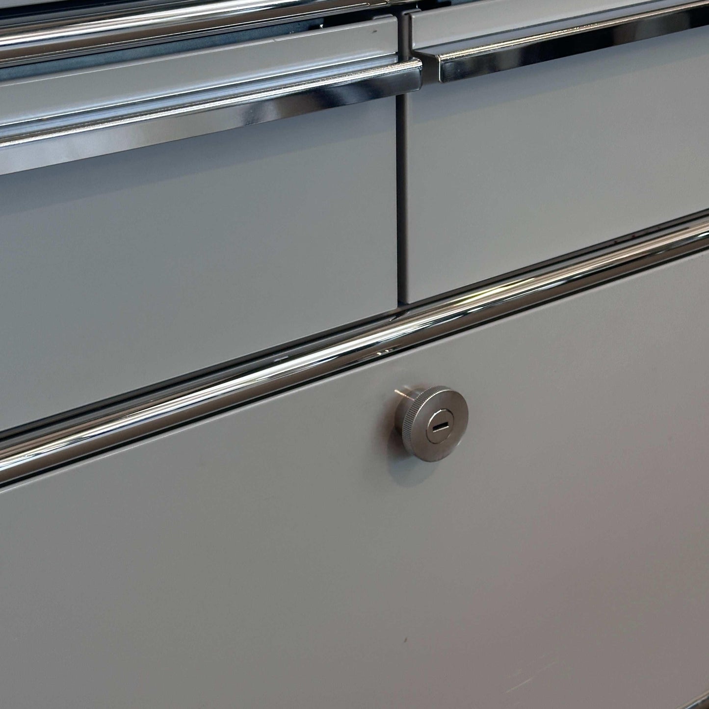 USM Haller Sideboard hellgrau mit Klappe und vier kleinen Schubladen, moderne Kaffeebar-Möbel, kompakte Maße 74x78x53 cm