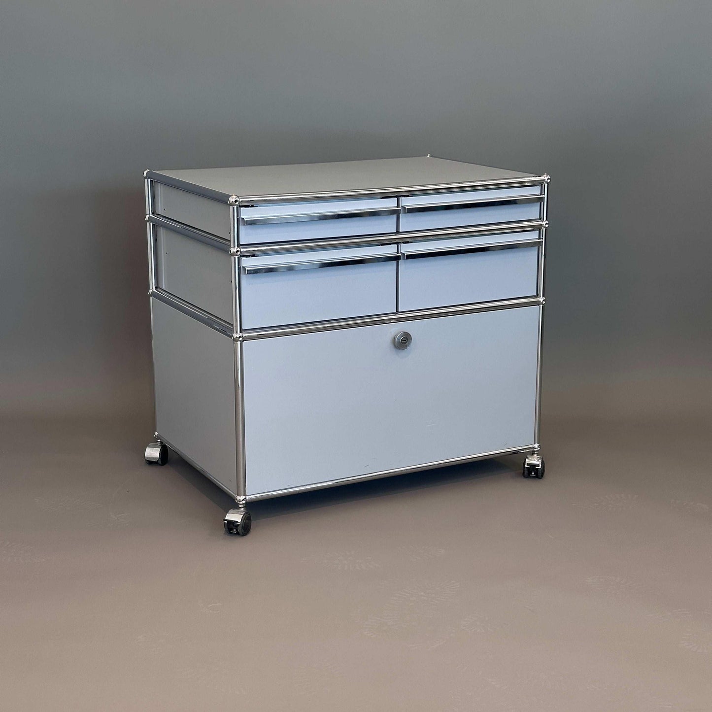 USM Haller Sideboard hellgrau mit vier Schubladen und Klappe auf Rollen, 74x78x53 cm