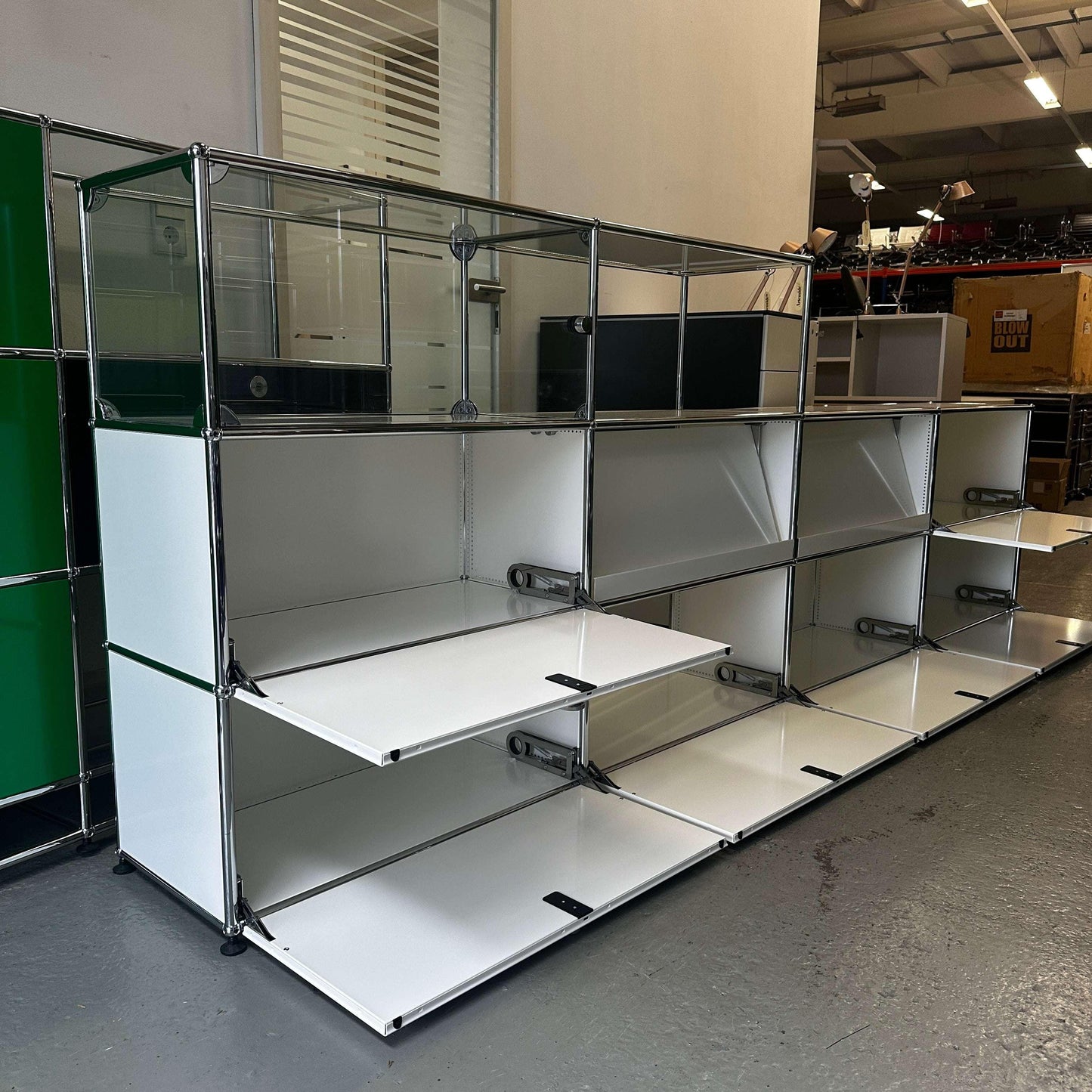 USM Haller Sideboard weiß 4x2 mit Glasaufsatz und 6 Klappen, Maße 302x109x28 cm