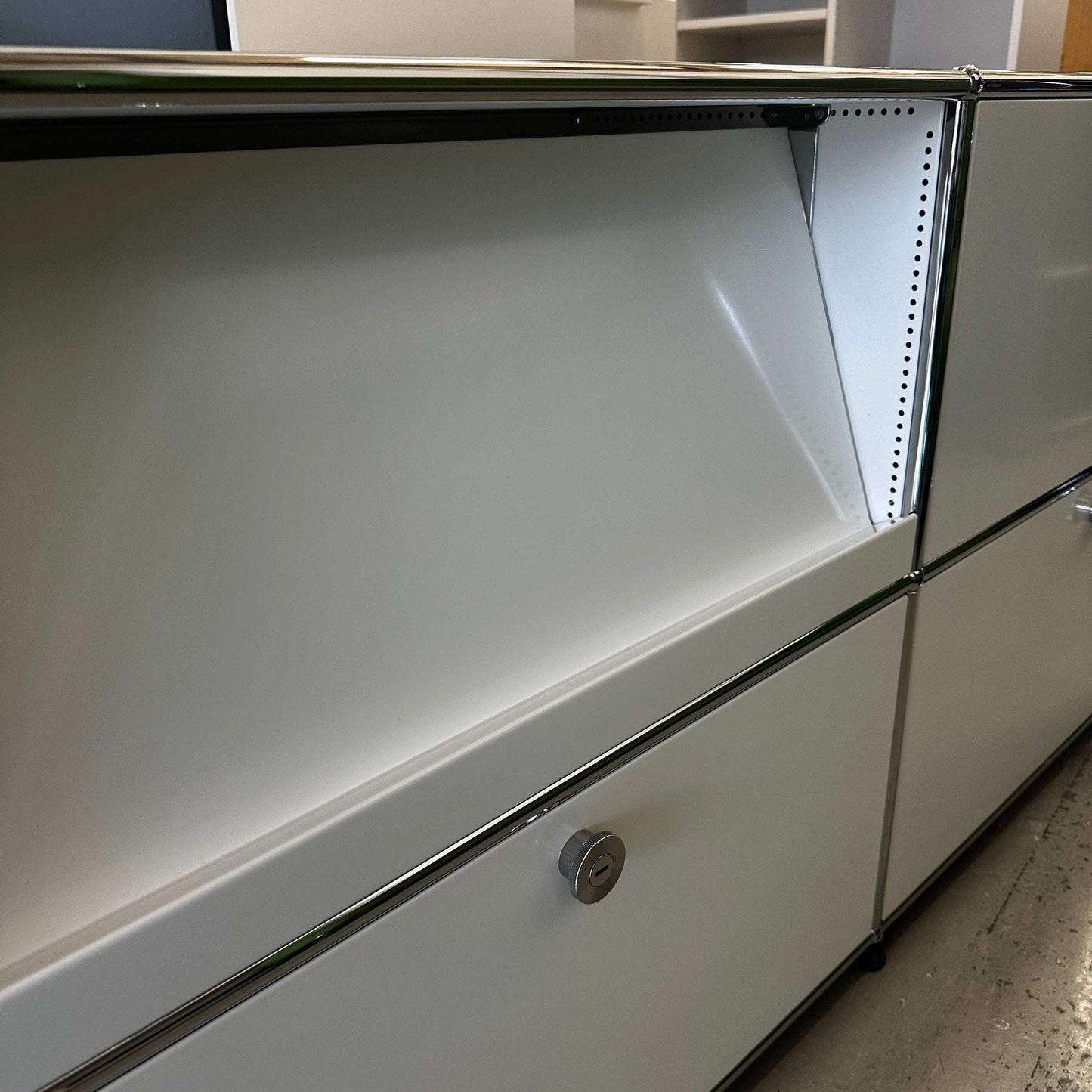 weißes USM Haller Sideboard mit 4x2 Klappen und Glasaufsatz, moderne Theke mit verglaster Tür