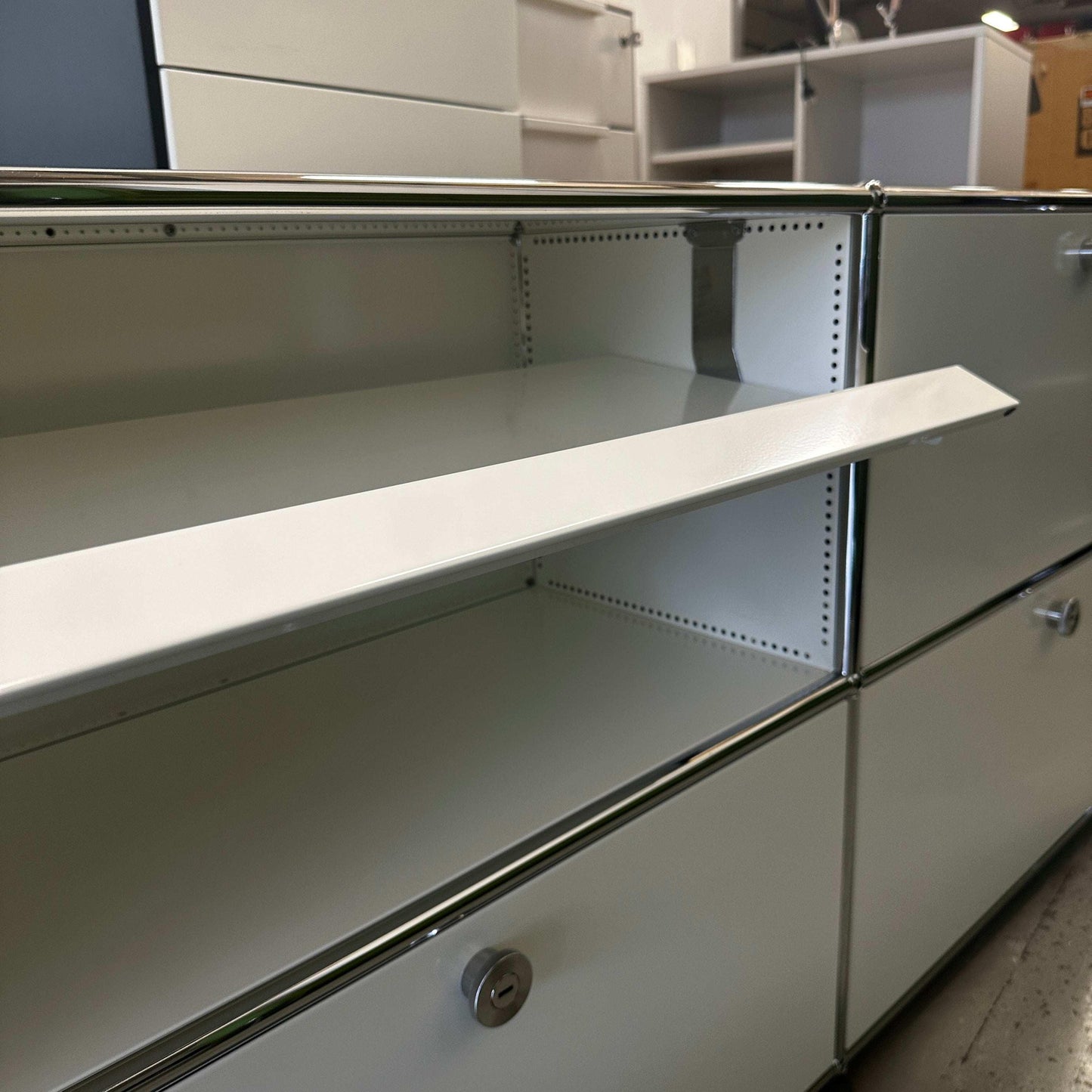 USM Haller Sideboard weiß mit Glasaufsatz und Klappen in modernem Design