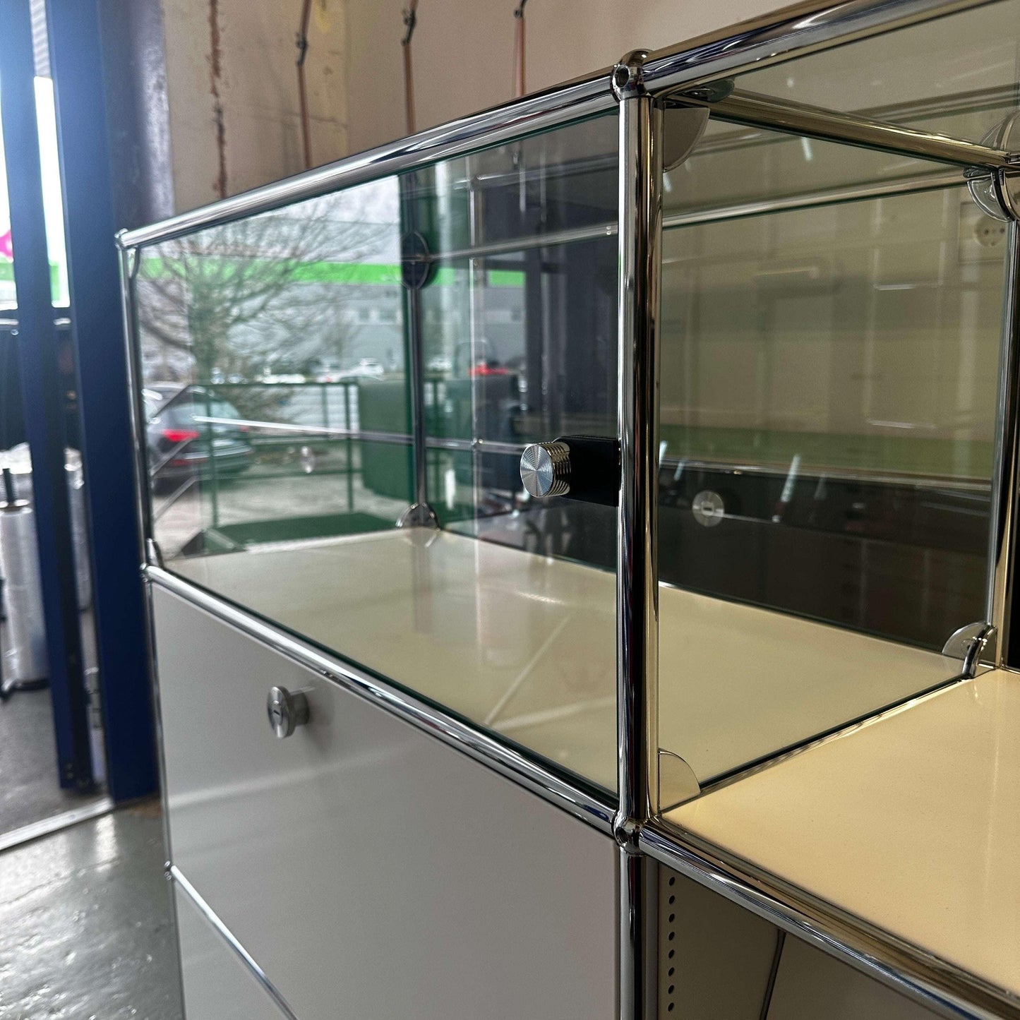 USM Haller Sideboard weiß mit Glasaufsatz und verglaster Tür, 302x109x28 cm, moderne Theke mit Klappen und Auslageflächen