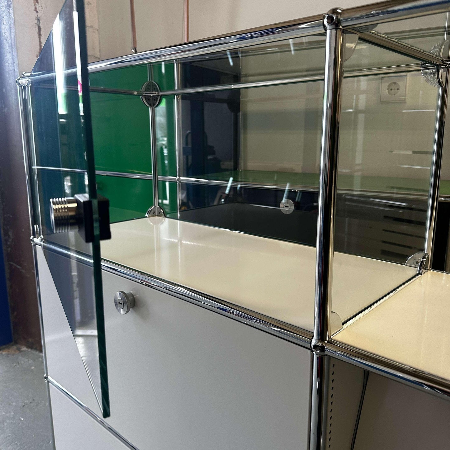 USM Haller Sideboard weiß mit Glasaufsatz und verglaster Seitentür in modernem Design