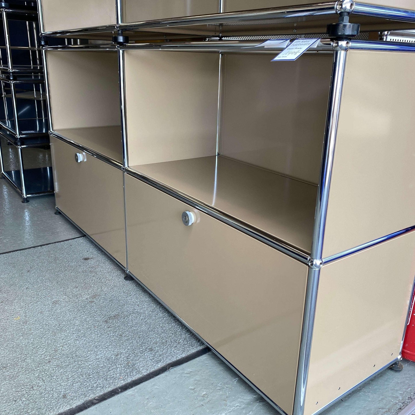 USM Haller Sideboard beige 2x2 mit zwei Klappen und verchromtem Gestell