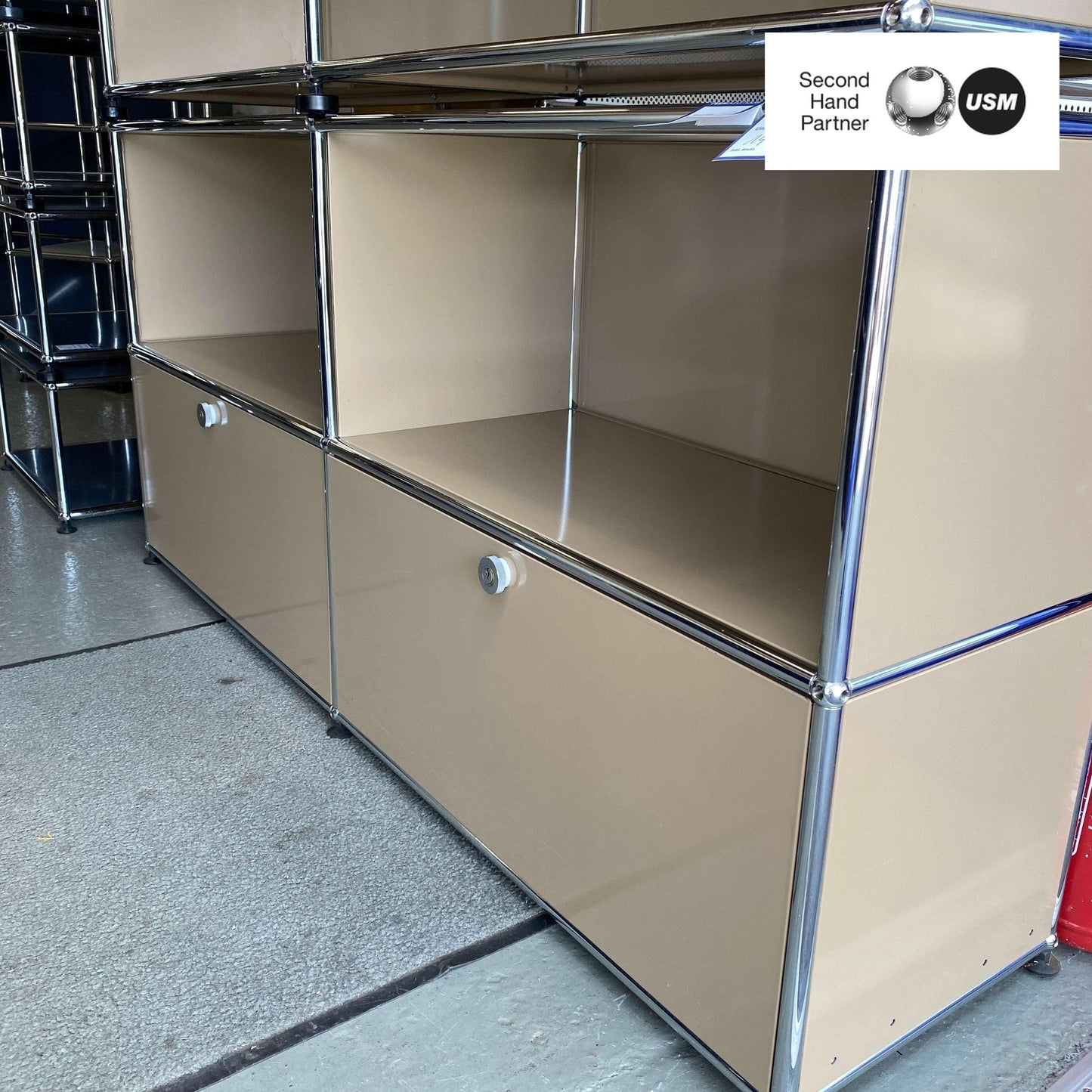 USM Haller Sideboard beige 2x2 mit zwei Klappen und verchromtem Gestell
