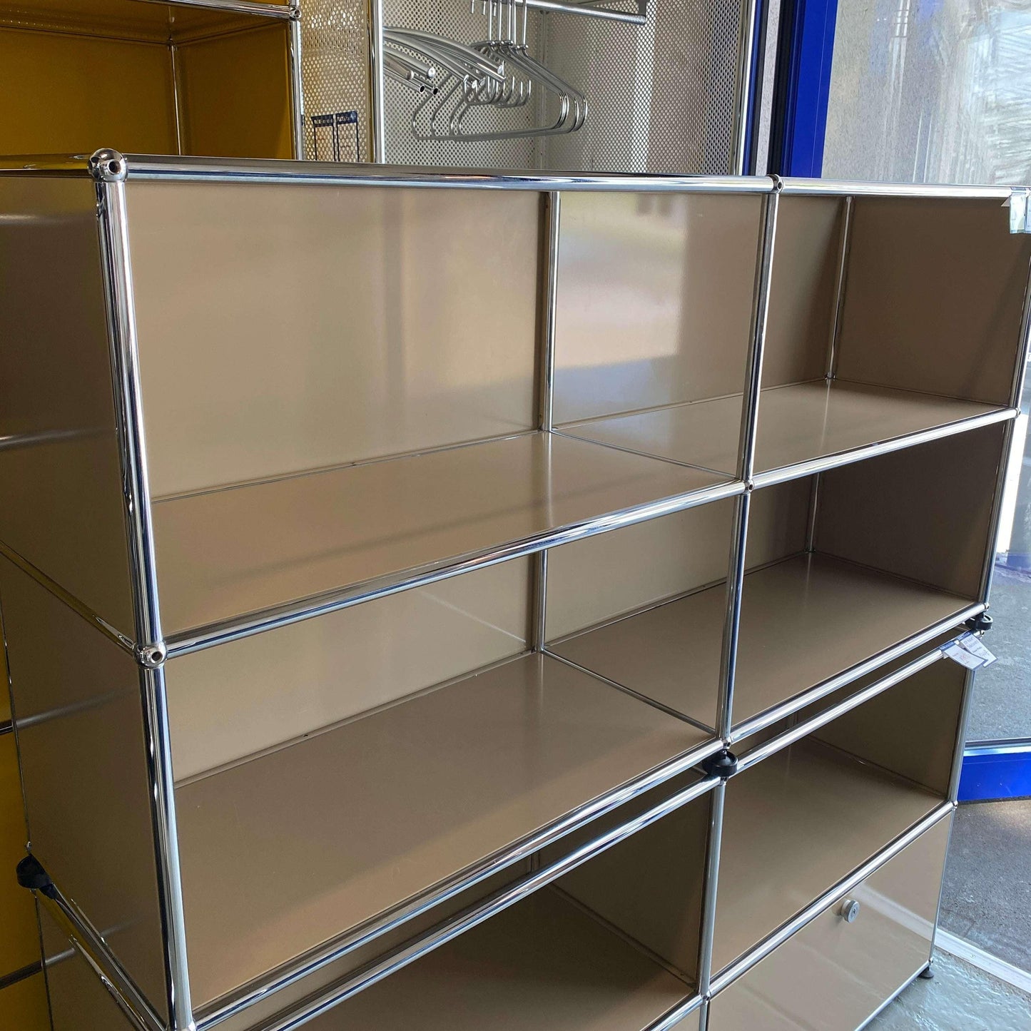 Beiges USM Haller Sideboard 2x2 offen mit Metallrahmen und modernen Stauraumfächern