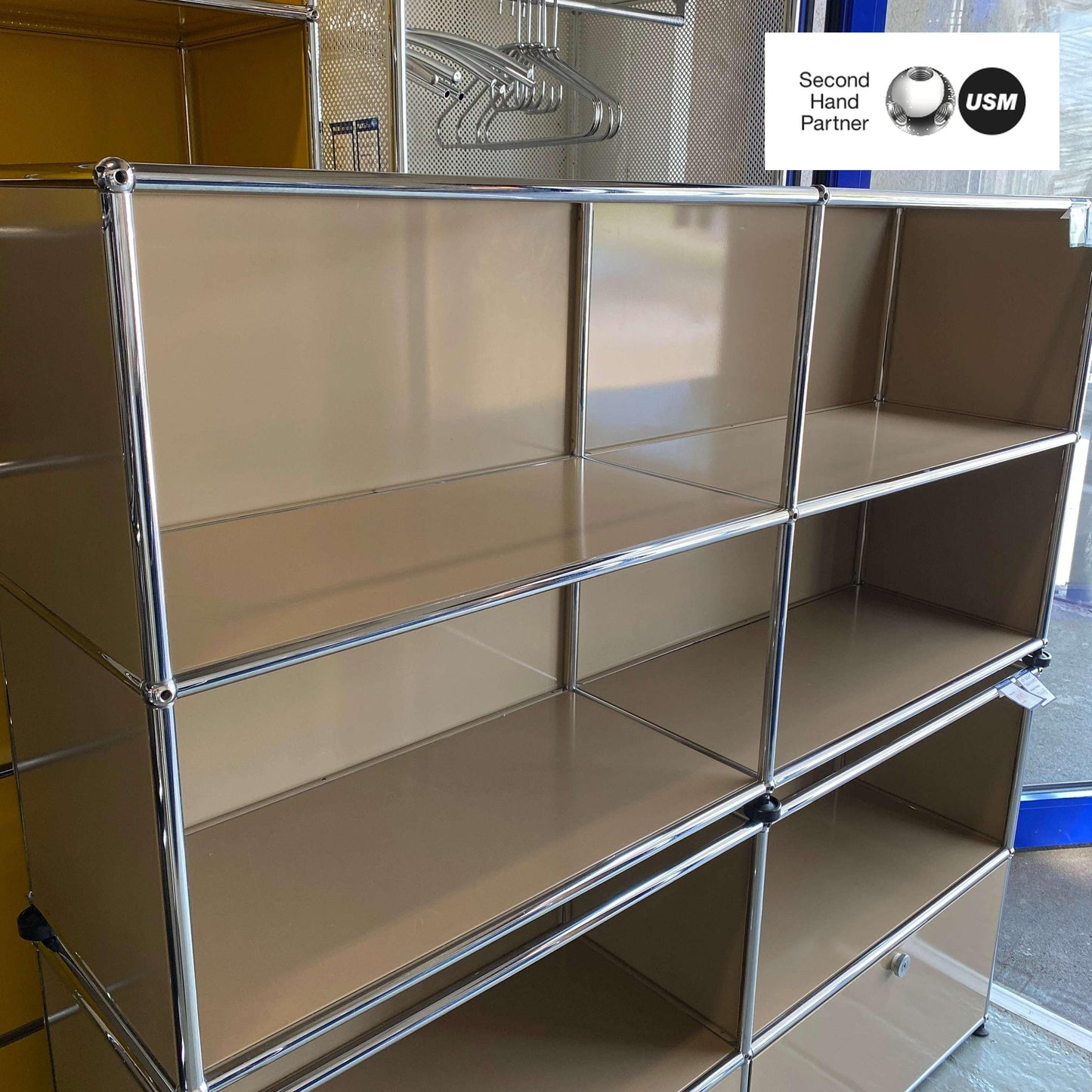 Beiges USM Haller Sideboard 2x2 offen mit Metallrahmen und modernen Stauraumfächern