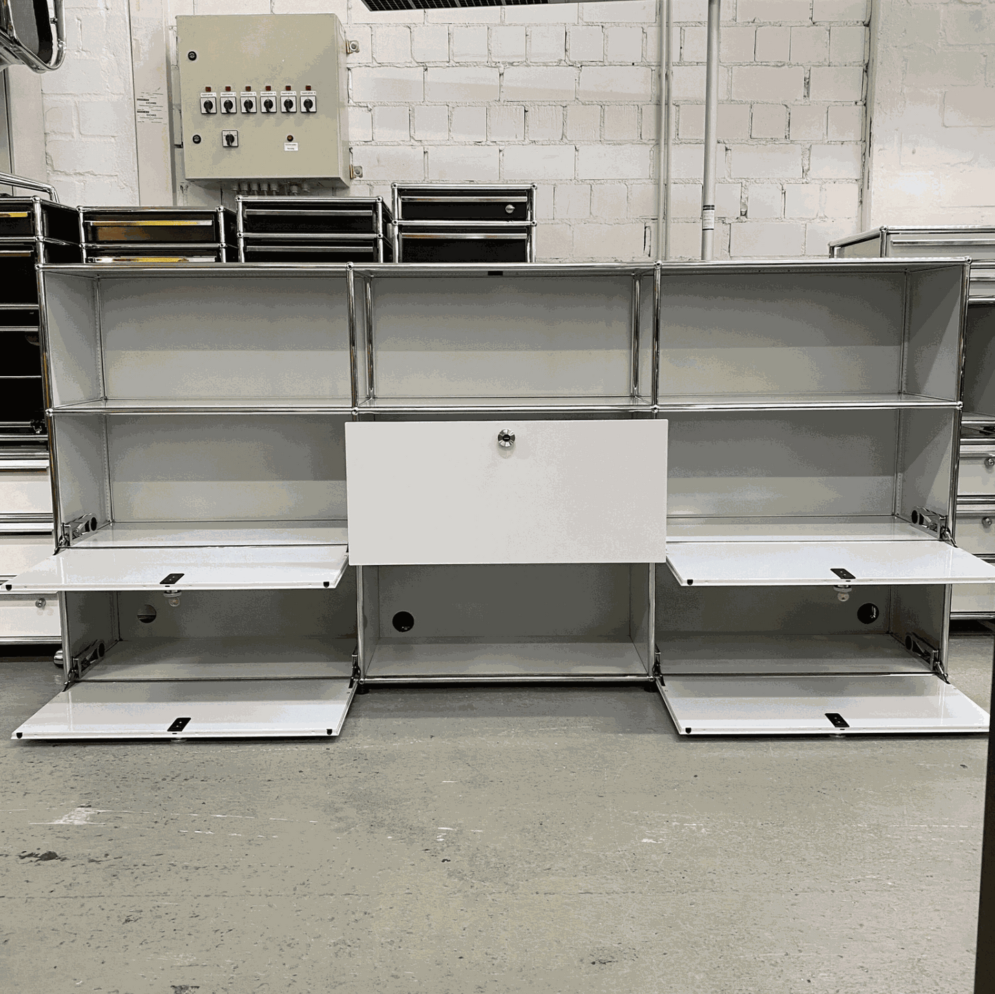 USM Haller Sideboard lichtgrau mit 4 Klappen, 1 Auszug und Kabeldurchlässen, Maße 228x109x38 cm