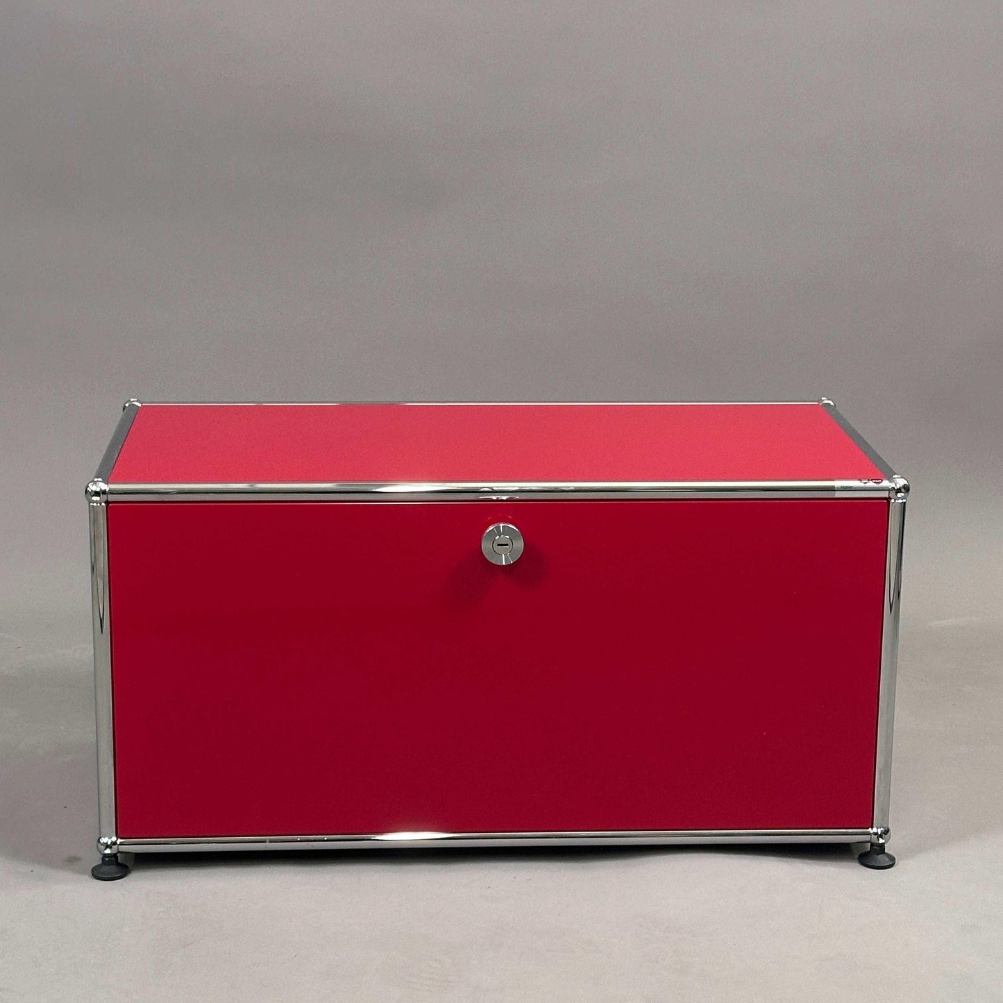 USM Haller Sideboard in Rubinrot mit einer Klappe und verchromtem Rahmen, Maße 39x78x38 cm