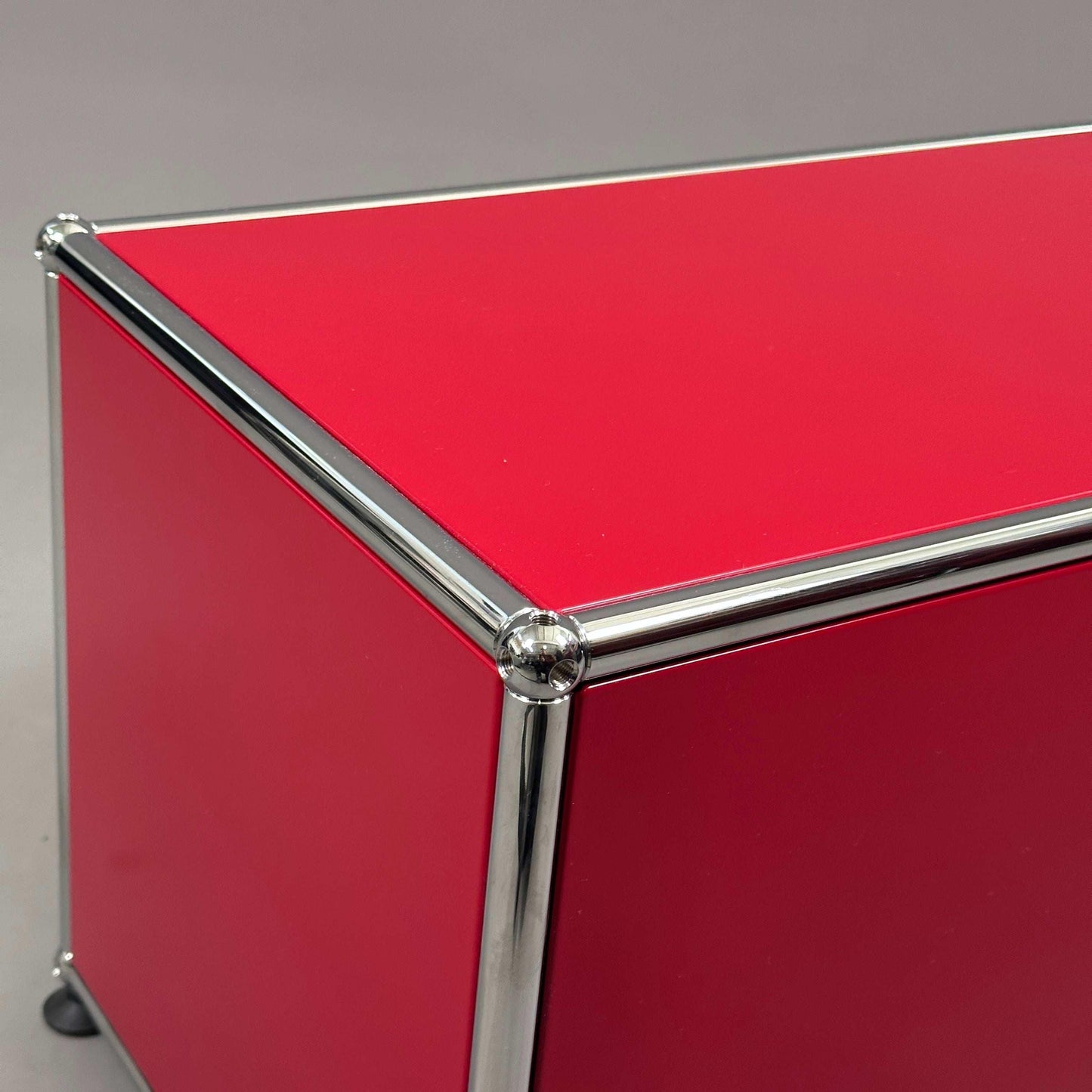 USM Haller Sideboard rubinrot mit Klappe und Chromrahmen, 39x78x38 cm