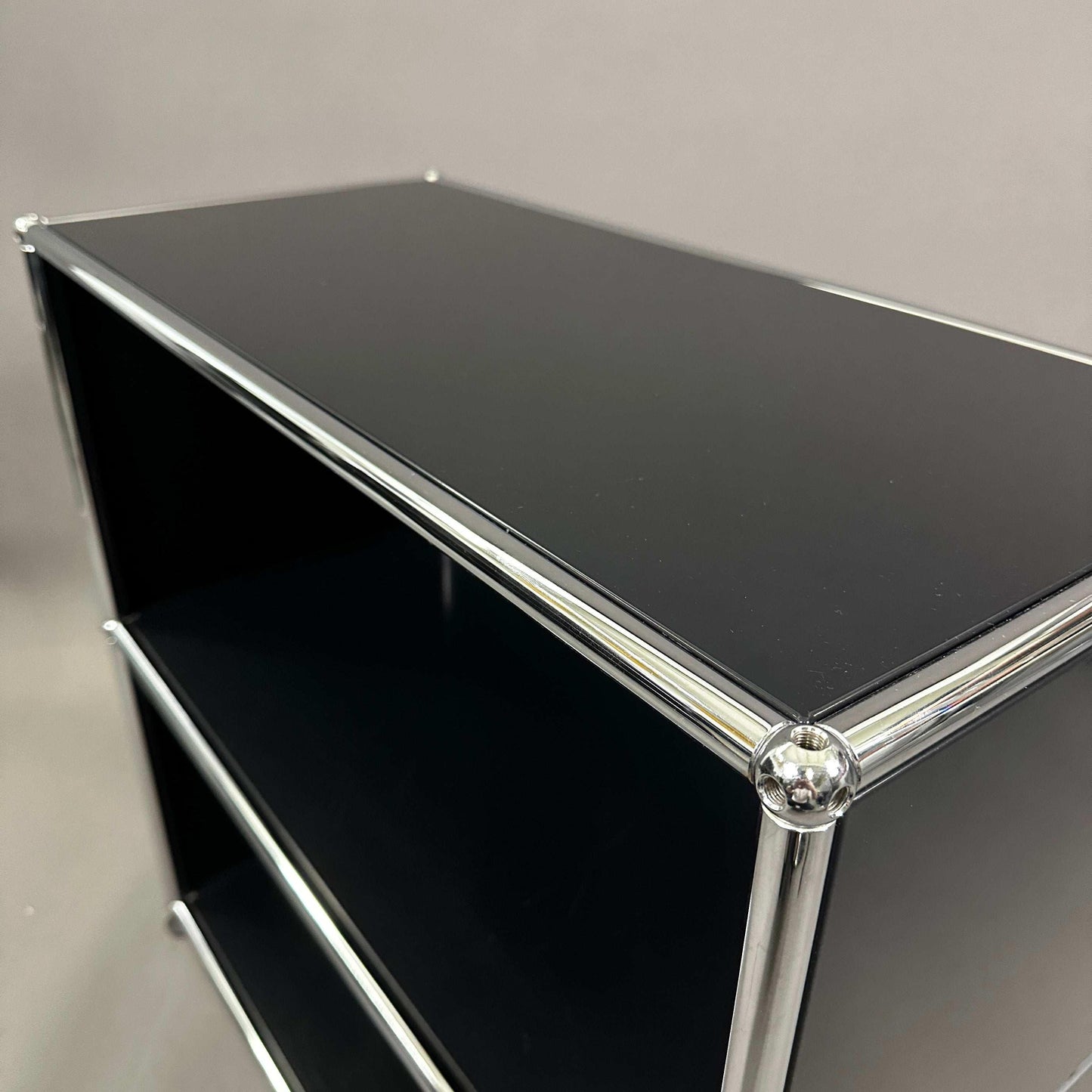 USM Haller Sideboard graphitschwarz mit 1x2 Fächern und verchromtem Gestell, 77x37x78 cm