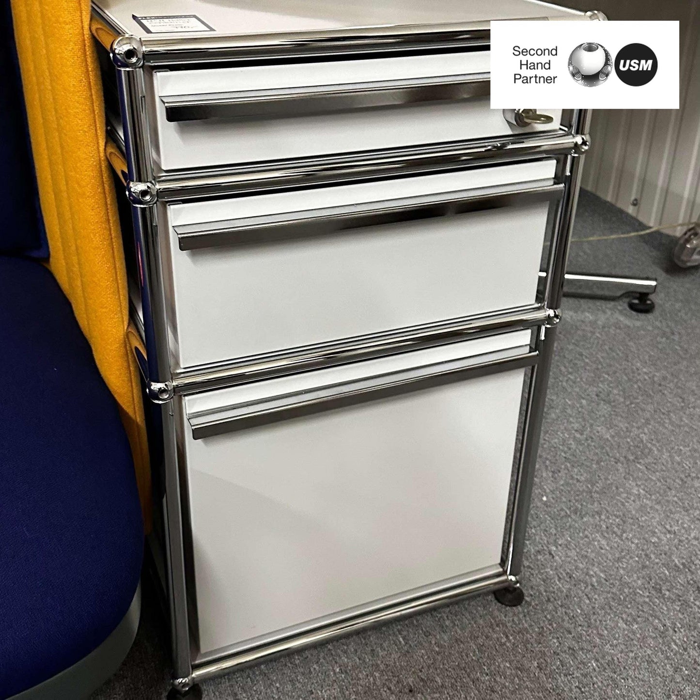 USM Haller Standcontainer in light gray with three drawers and lock, metal frame and modern design