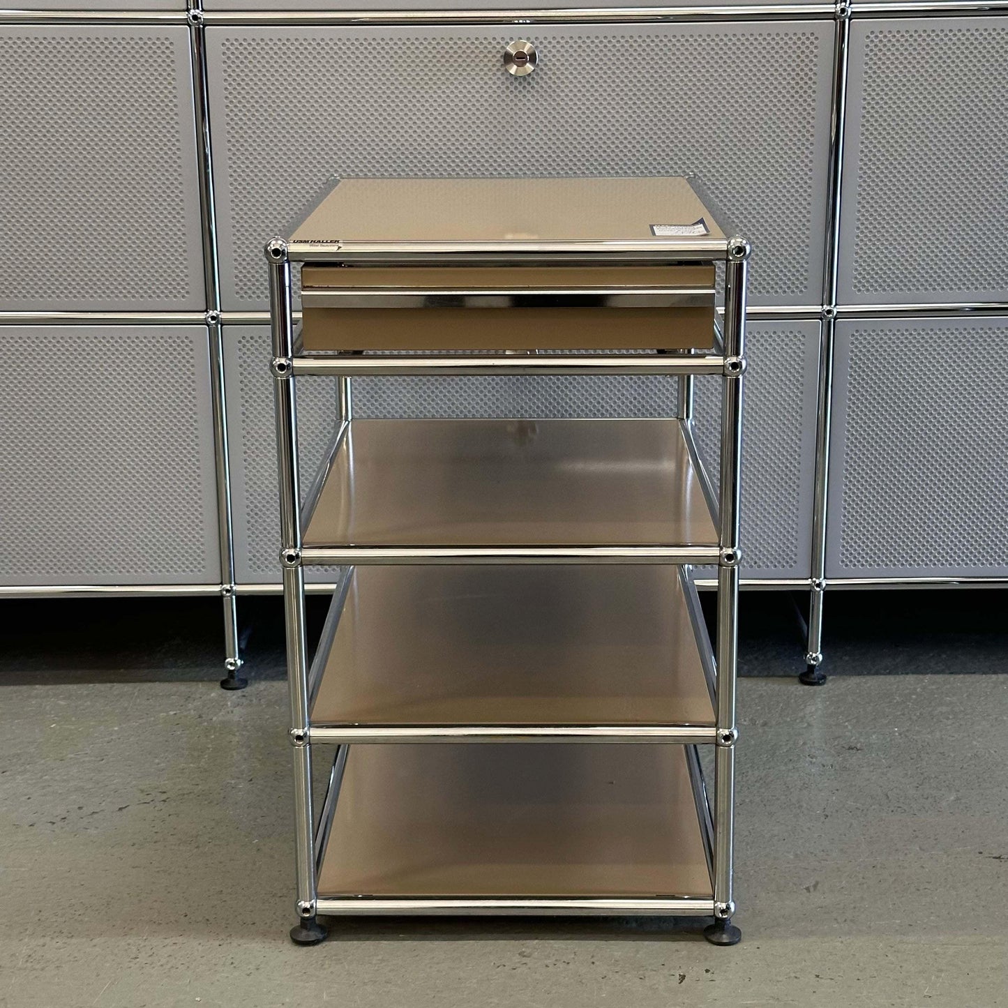 USM Haller beige standcontainer with one drawer and three shelves in metal frame