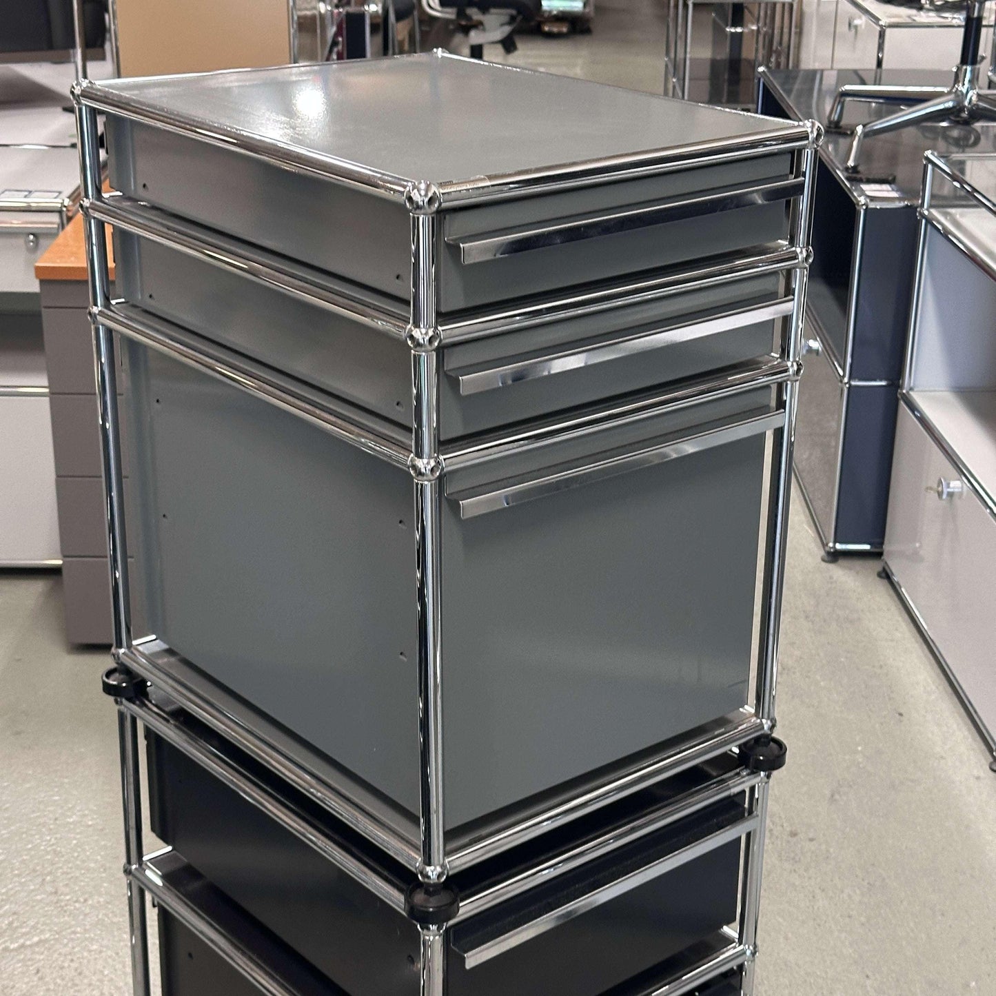 USM Haller Standcontainer in medium gray with three drawers and chrome frame, compact office storage unit