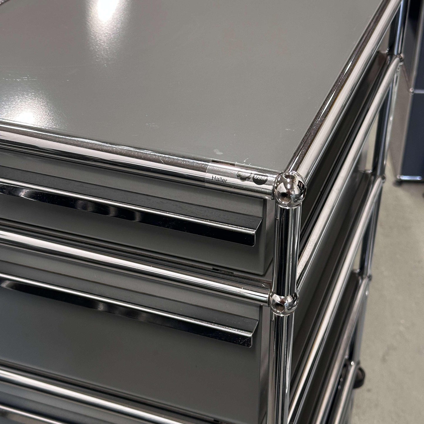 USM Haller Standcontainer in medium gray with four drawers and chrome frame detailing