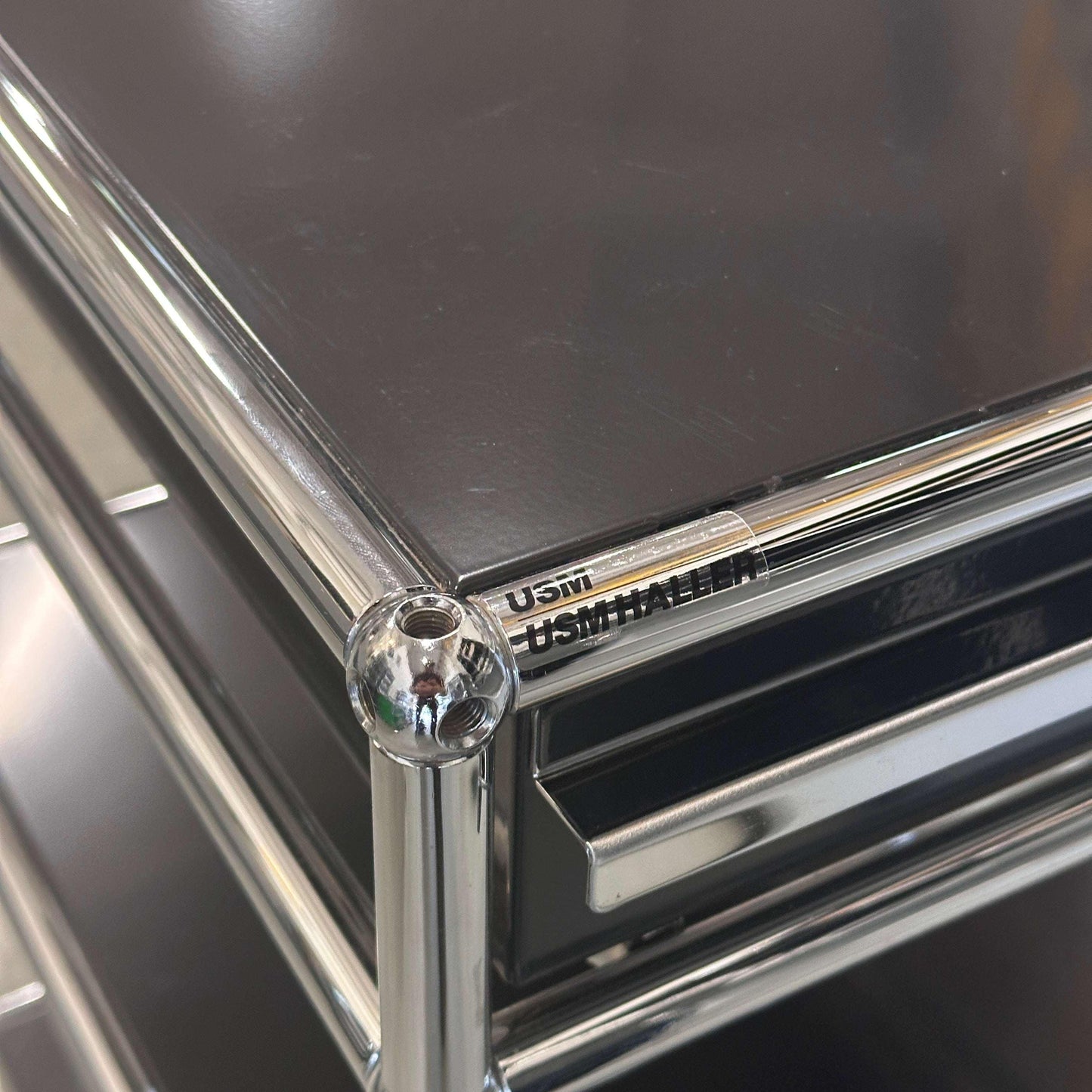 USM Haller Standcontainer Nachttisch schwarz mit Schublade und verchromtem Gestell