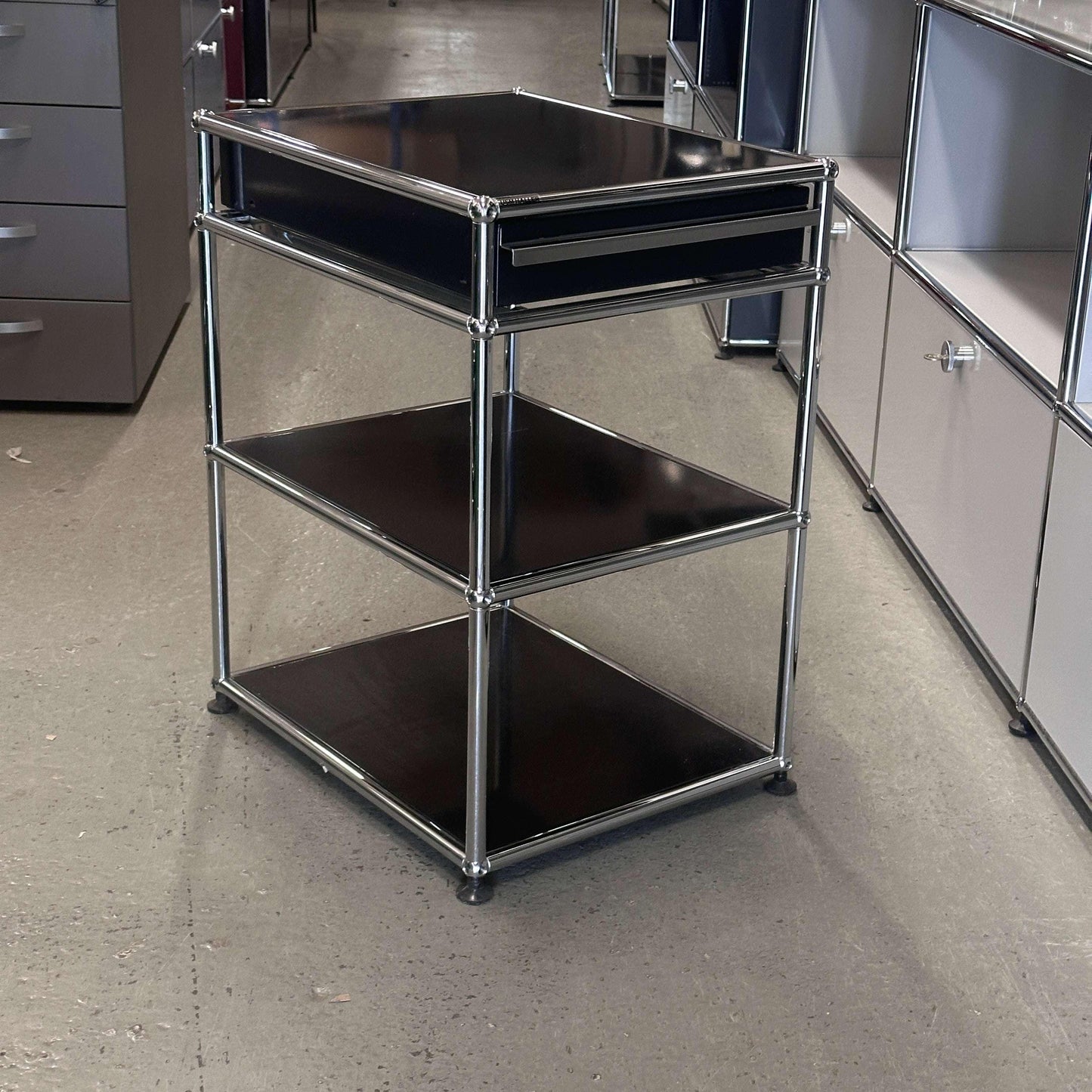 USM Haller Standcontainer schwarz mit 1 Schublade und zwei Ablageflächen, modernes Design, Maße 67x41x52 cm.