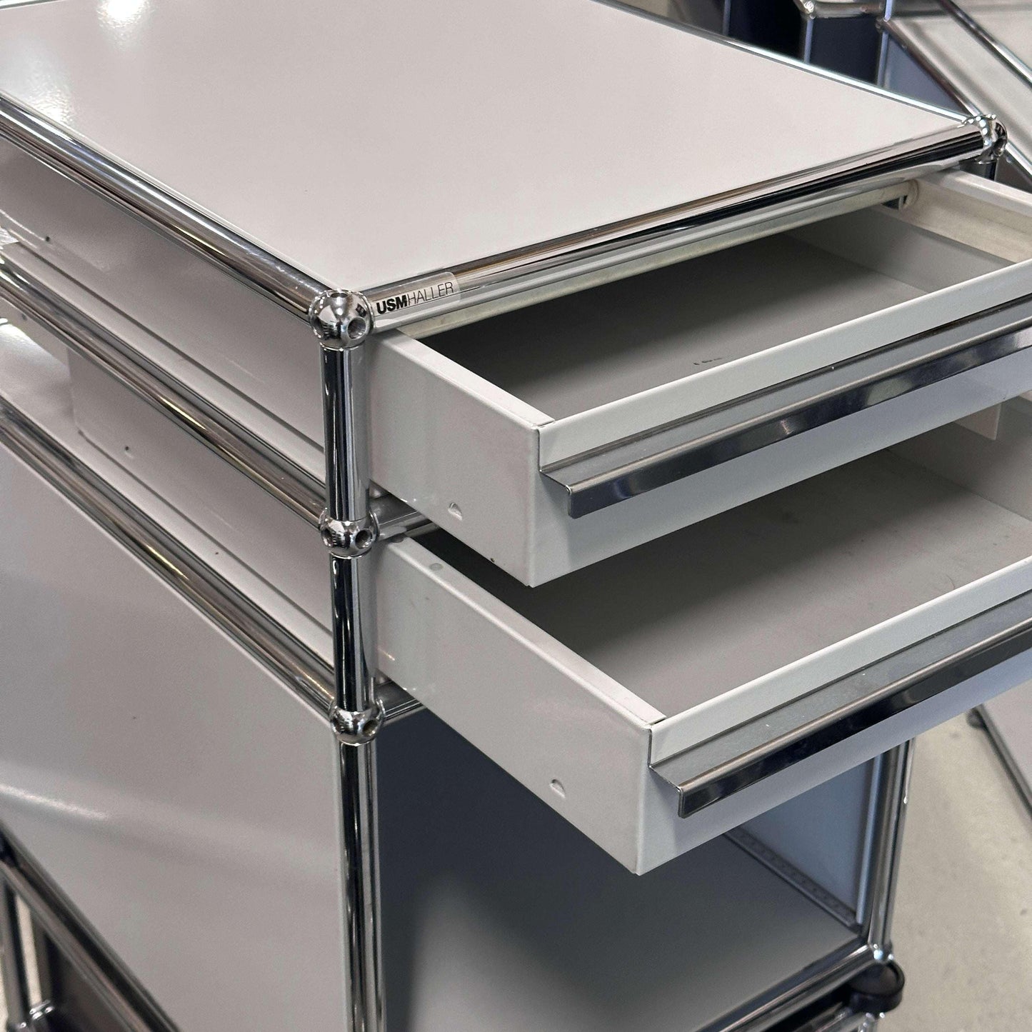 USM Haller Standcontainer lichtgrau mit 2 offenen Schubladen und Fach, modernes Design, 67x41x52 cm