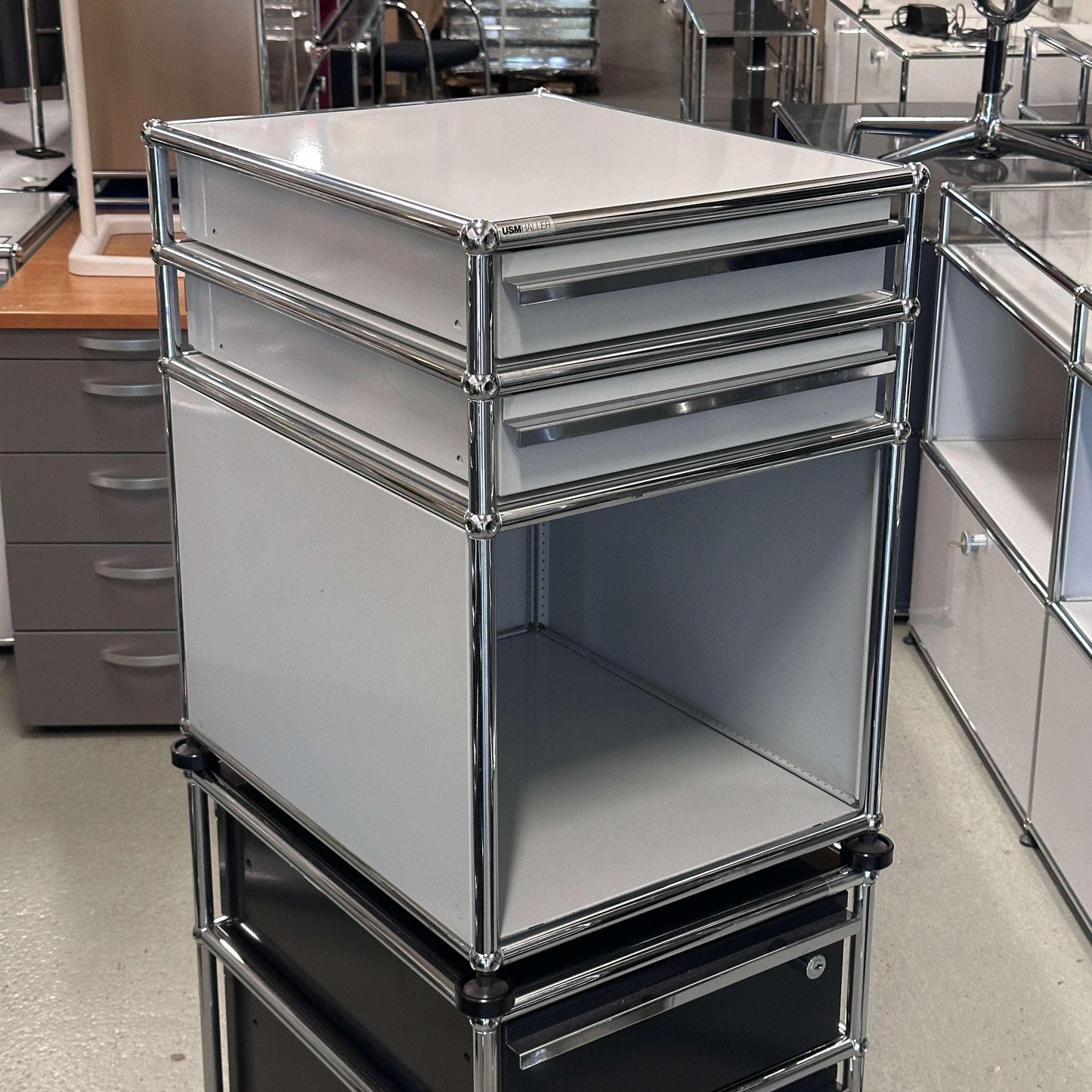 USM Haller Standcontainer lichtgrau mit 2 Schubladen und offenem Fach, 67x41x52 cm, limitierte Aktion -20%