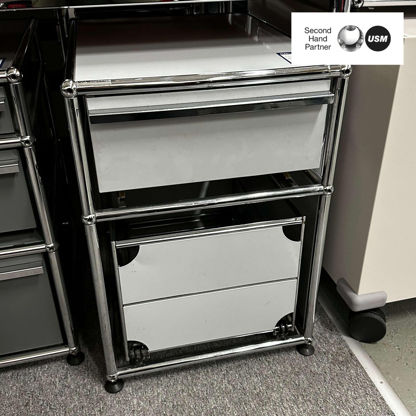USM Haller Standcontainer light gray special model with chrome frame and drawers, 41.5x60.5x52 cm