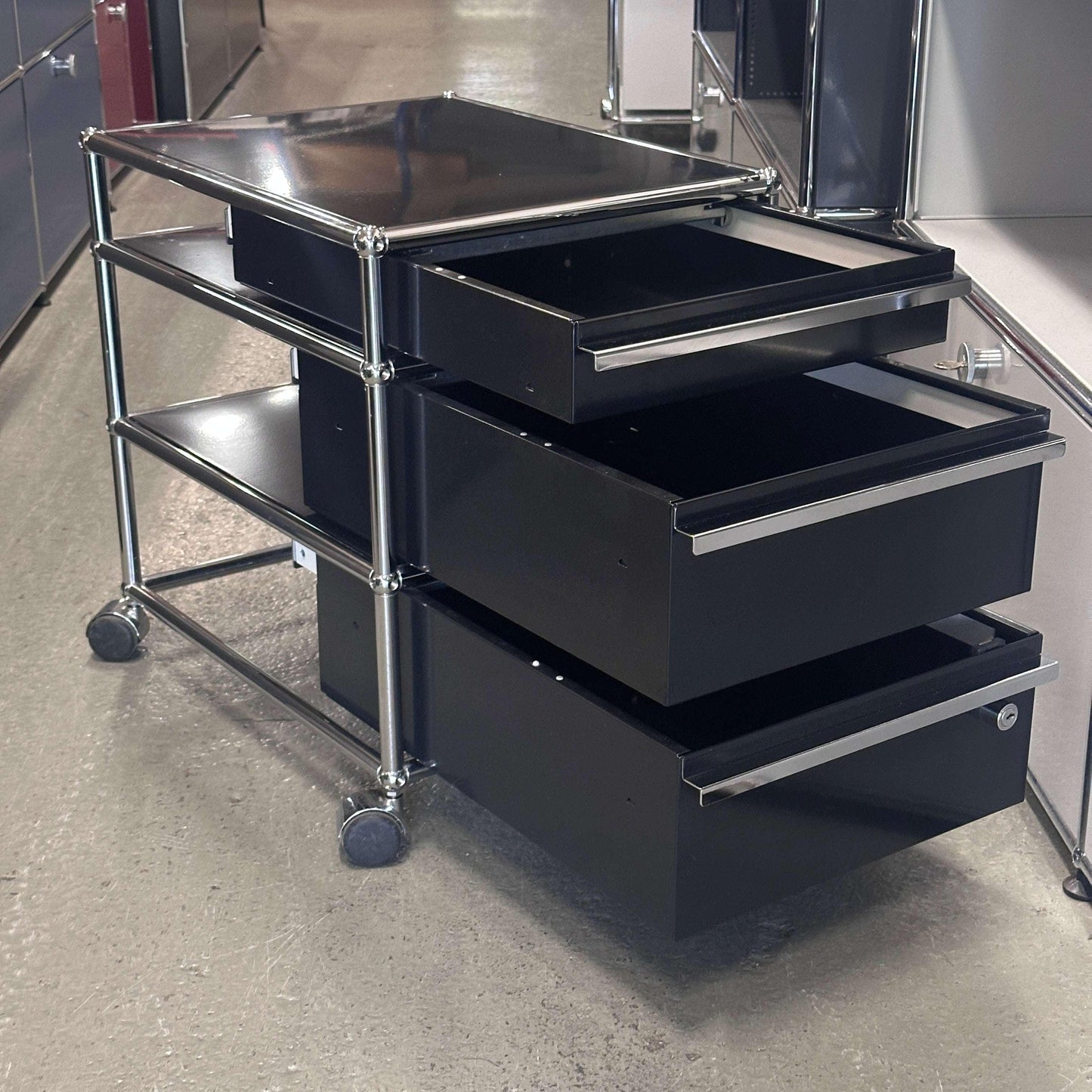 USM Haller Standcontainer schwarz mit 3 Schubladen und Rollfunktion in Graphitschwarz