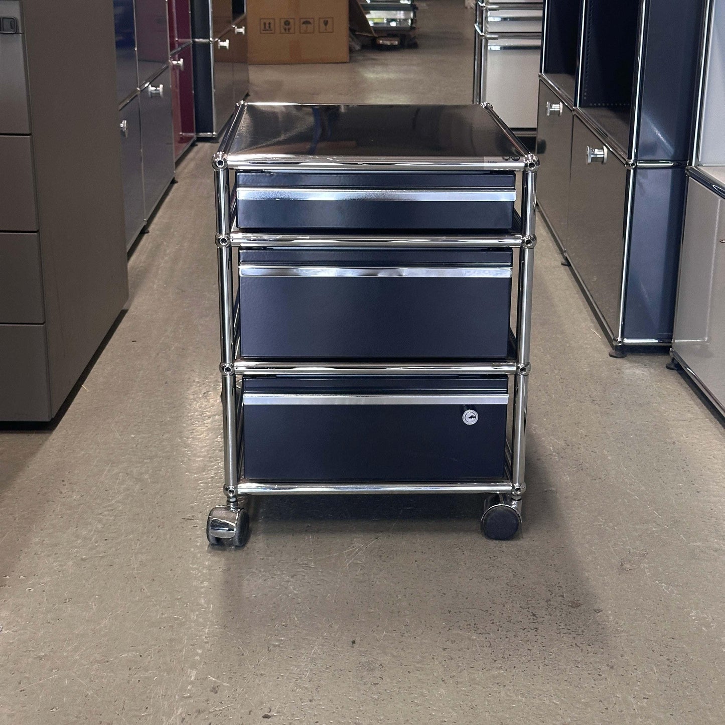 USM Haller Standcontainer schwarz mit 3 Schubladen und Rollen im Büro