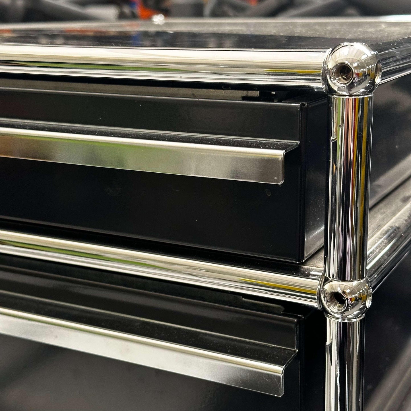 USM Haller Standcontainer black with 4 drawers and chrome frame close-up