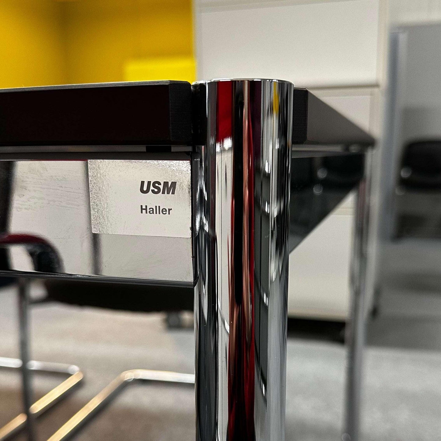 USM Haller Tisch with perlgrau and white tabletop, chrome frame, 125x75x74cm, modern and versatile design