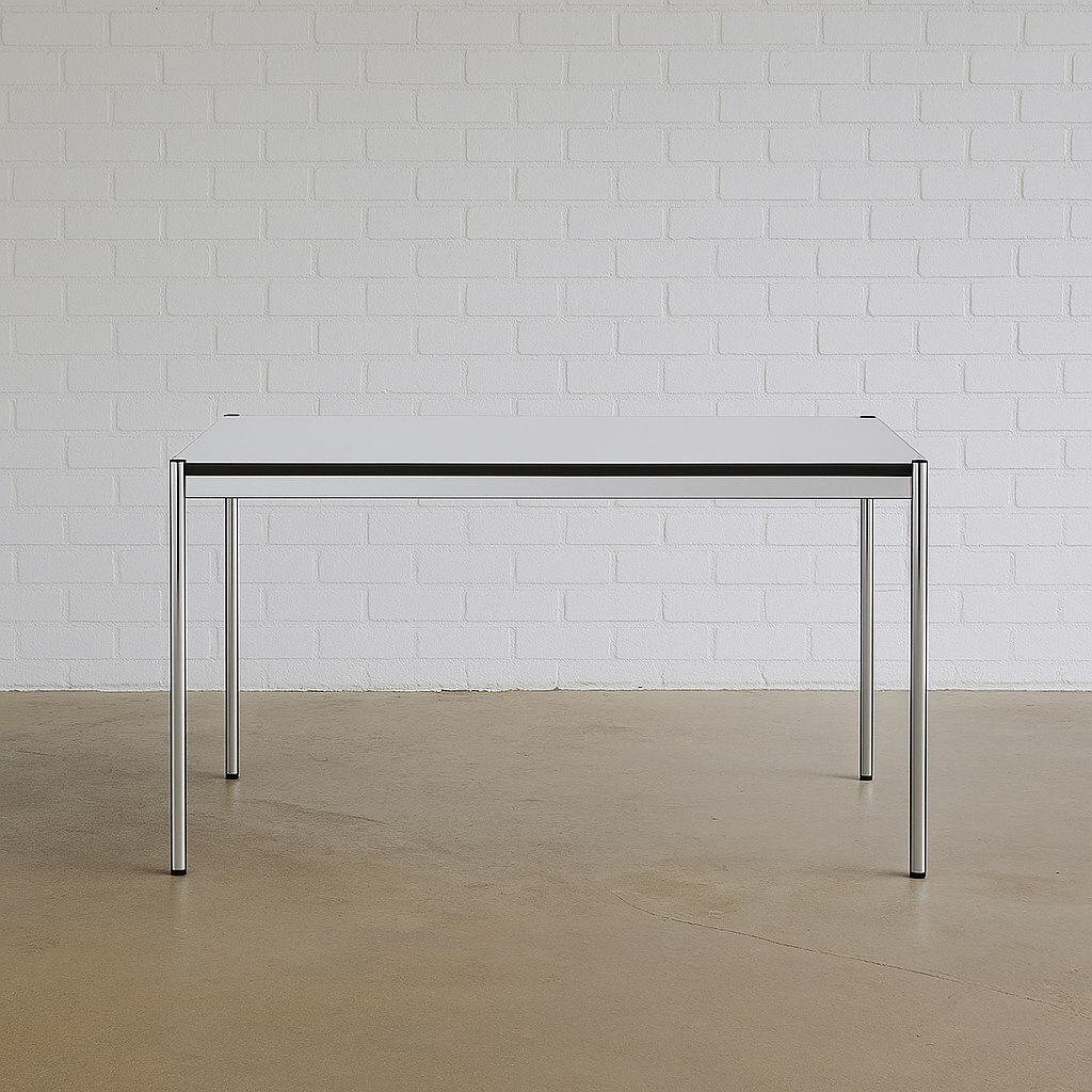 USM Haller Tisch 150x75cm mit perlgrauer weißer Kunstharzplatte und Chromgestell, moderner Schreibtisch für Büro und Home-Office