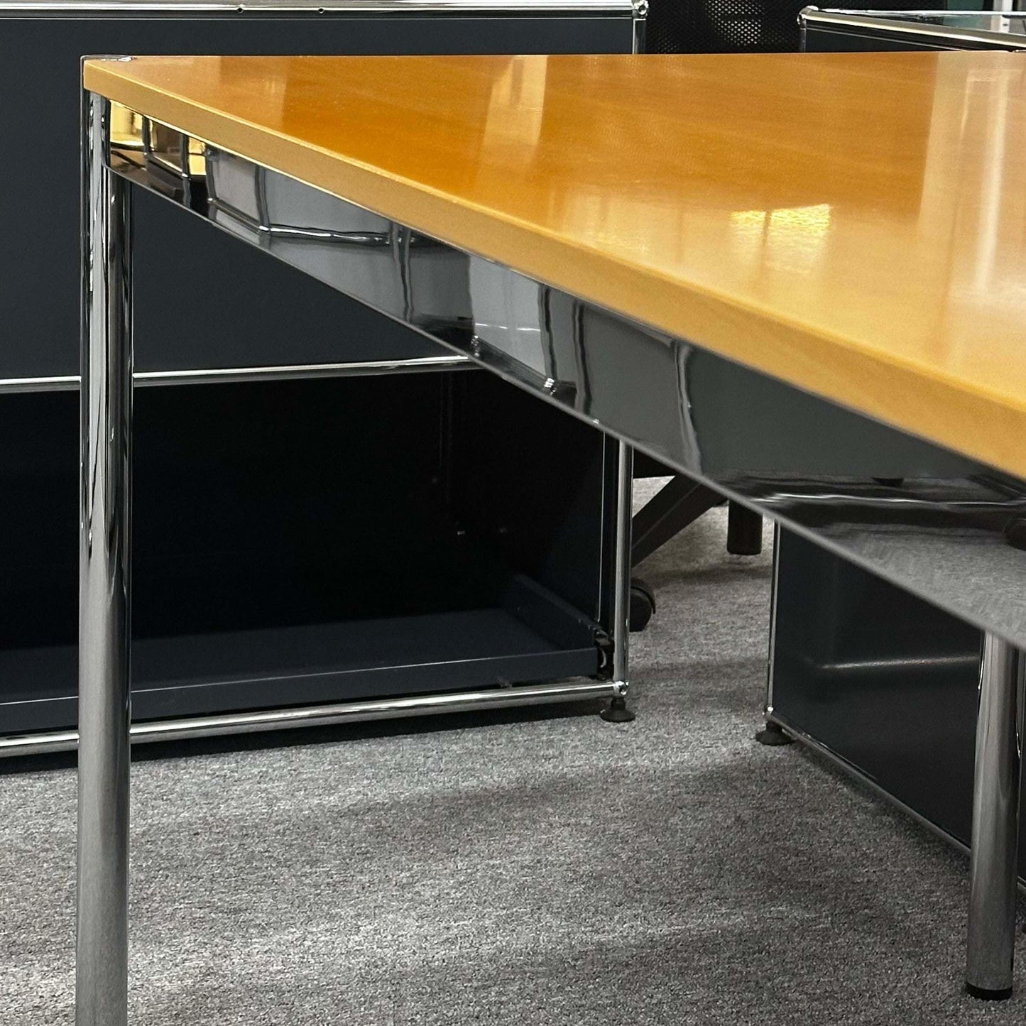 USM Haller Tisch with 175x100cm beech wood tabletop and chrome frame in modern office setting